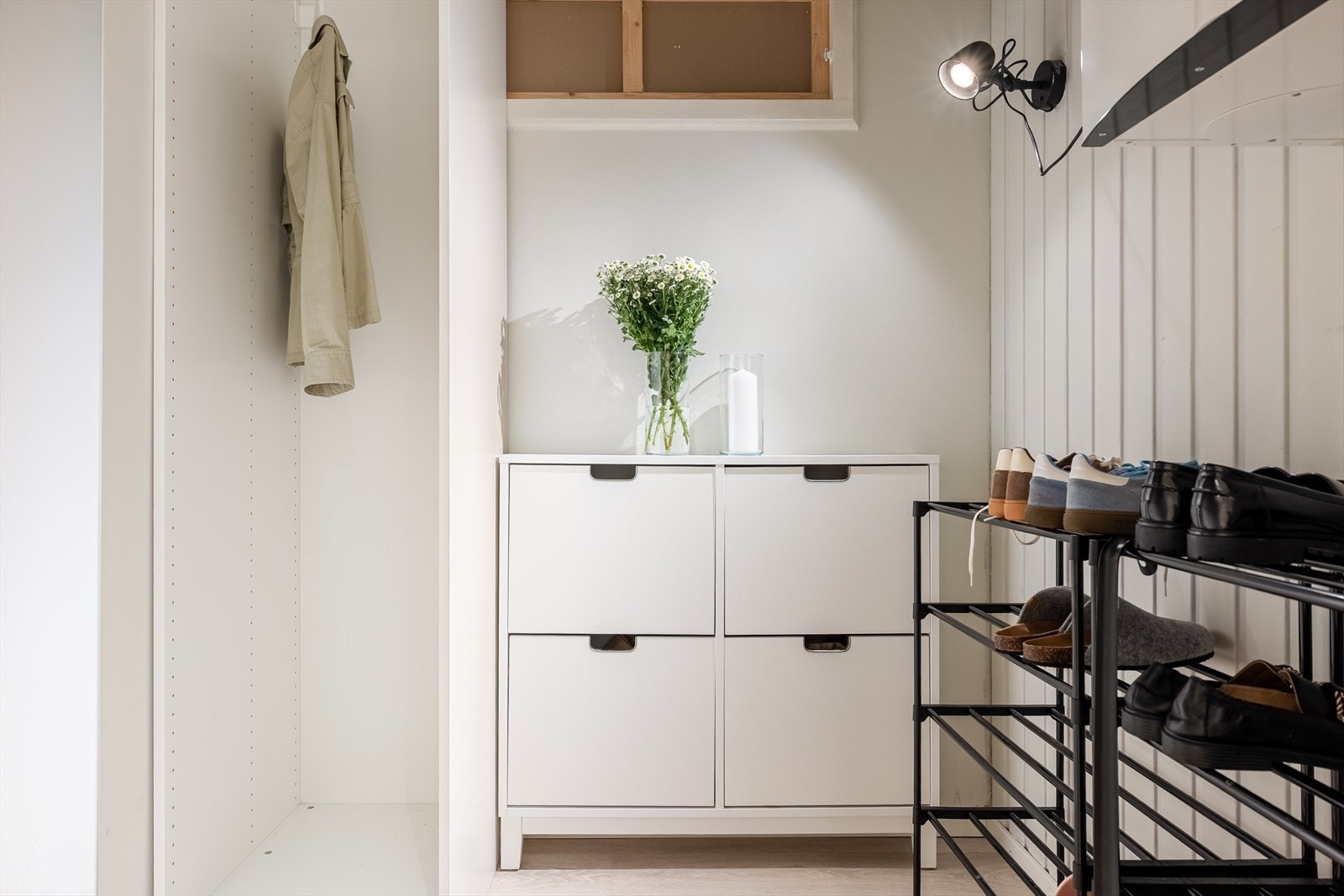 Hyggelig velkomstparti med gode muligheter for oppbevaring av yttertøy i den svært så praktiske og innvendige boden. Galleribilde