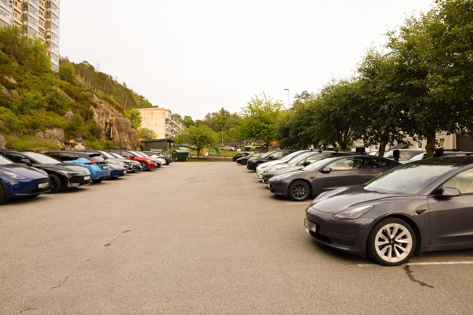 I Sølvberget borettslag er det sjelden parkeringsstress. Du får over 180 plasser totalt - 130 faste etter søknad, 40 ladeplasser og 10 felles ladepunkter. I tillegg er det gratis gateparkering rett utenfor. Galleribilde