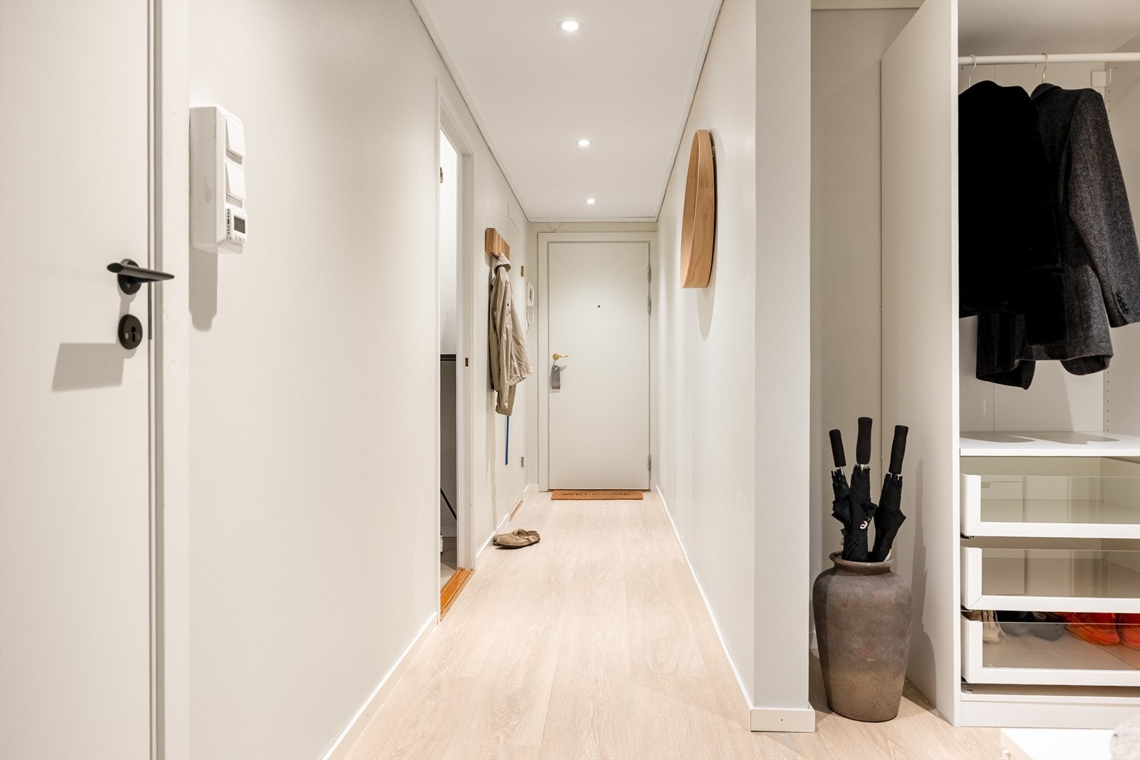 Legg merke til de flotte gulvene som er gjennomgående i hele leiligheten. Disse ble lagt i 2022. Galleribilde