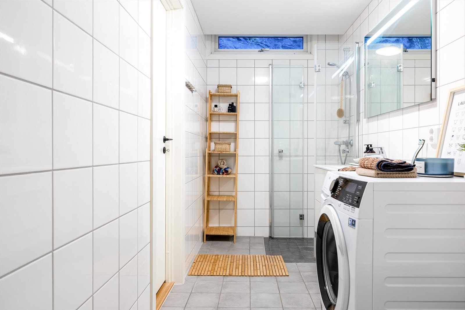 Badet ble totaloppusset i 2020 i regi av borettslaget. Alt er fagmessig utført. Det er varmekabler i gulvet og rør-i-rør system. Galleribilde