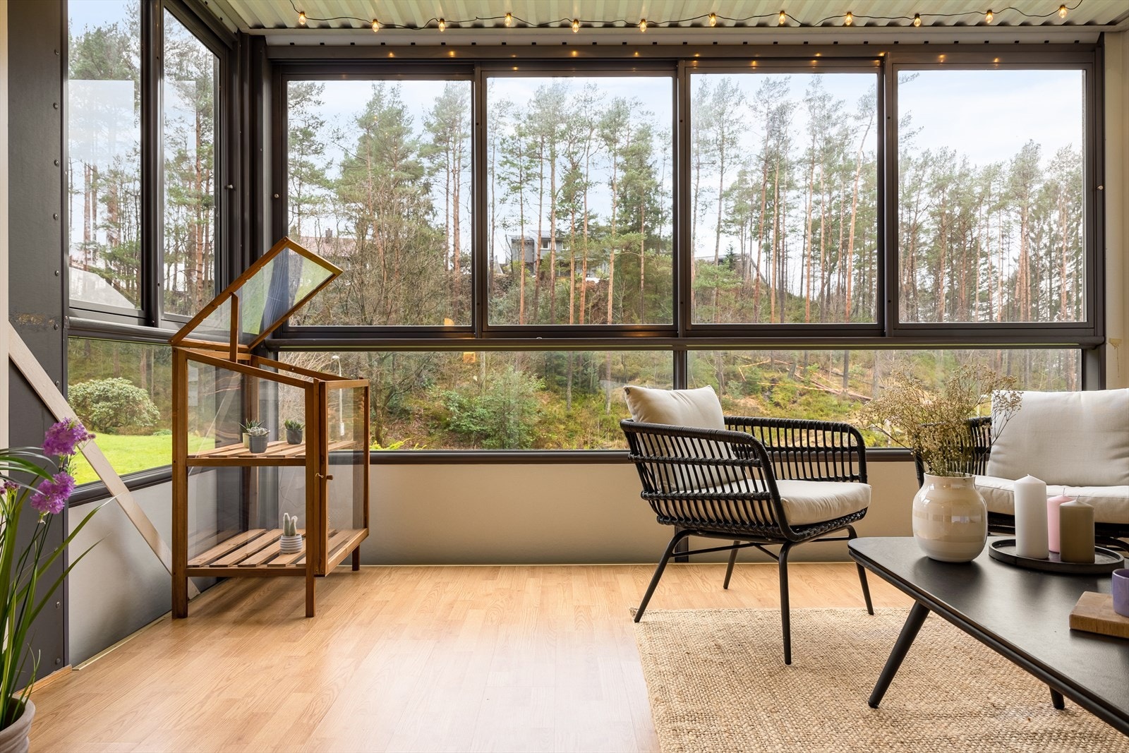 Man har en herlig innglasset og vestvendt balkong på hele 12 m² - denne kan brukes som hagestue året rundt. Galleribilde