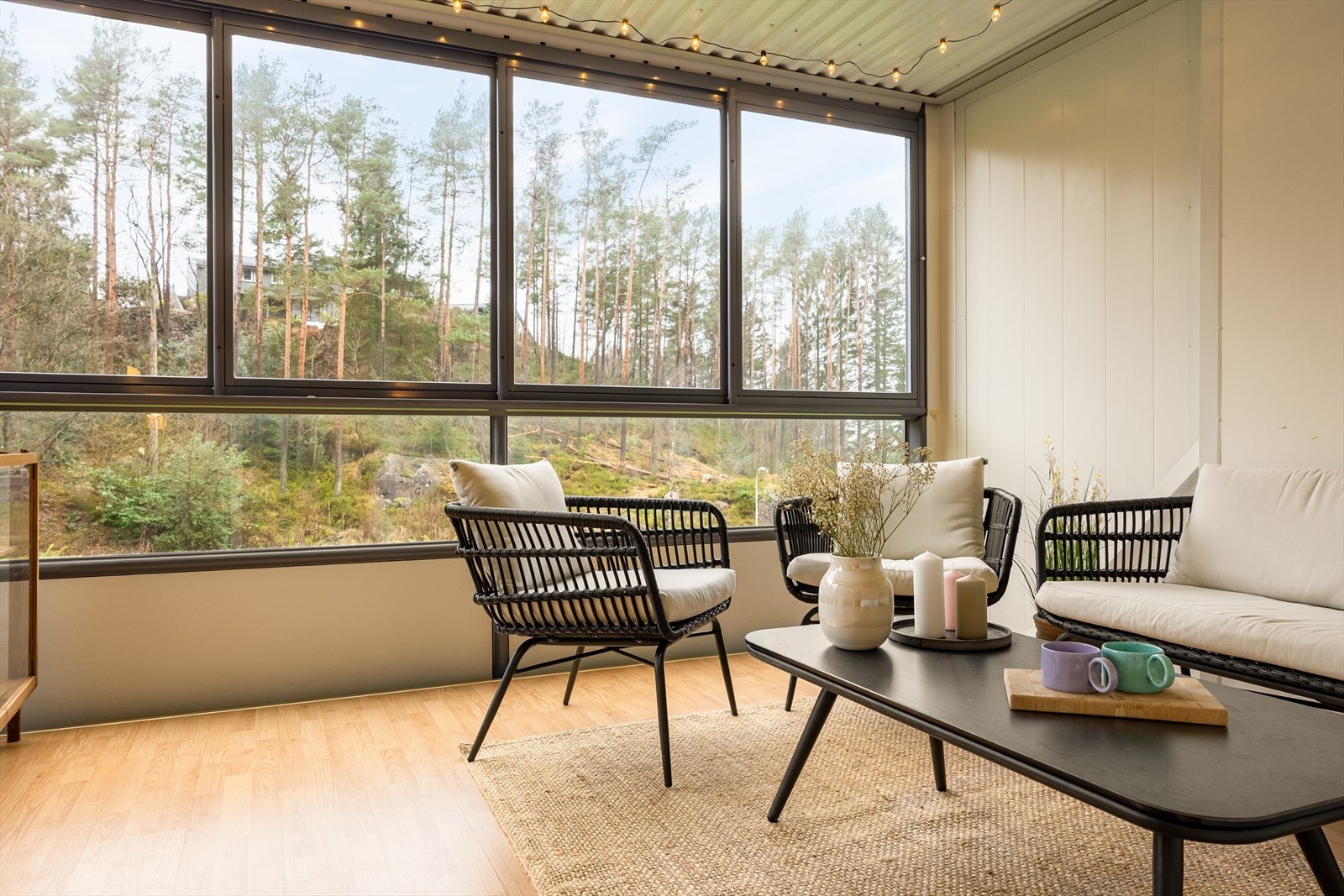 Den innglassede balkongen fungerer som en forlengelse av stuen - et ekstra oppholdsrom hele året. Her kan du innrede med sofagruppe, spiseplass eller hobbyhjørne, og bruke rommet som din private oase - uansett sesong. Galleribilde