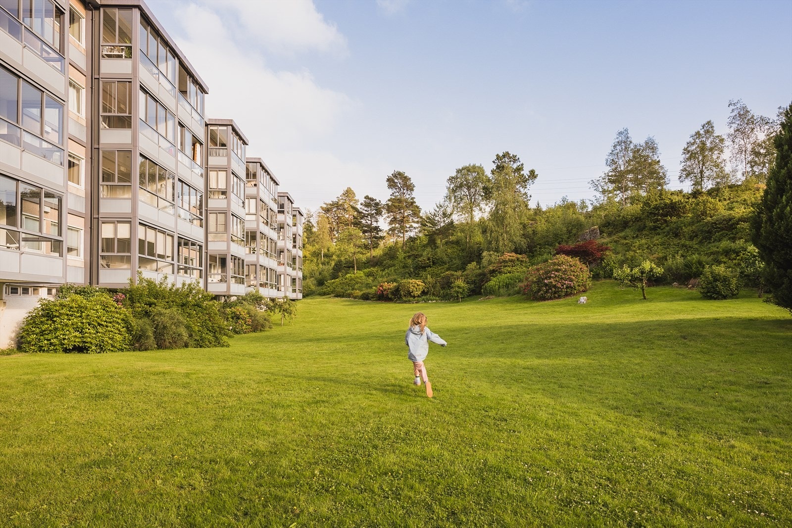 Borettslaget har høy trivselsfaktor med en god miks av 2-, 3- og 5-roms leiligheter. Et etablert bomiljø med stabil drift og trygge rammer. Galleribilde