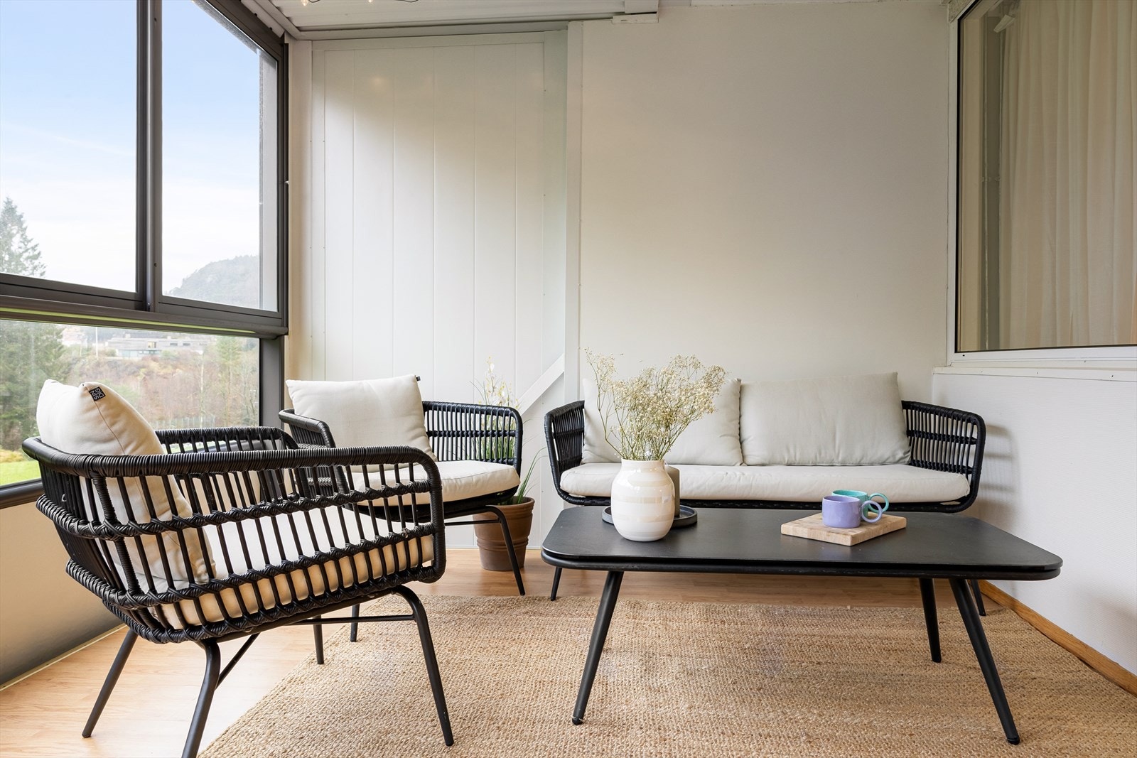 Skyvedørene kan åpnes helt for å slippe inn frisk luft - eller trekkes igjen for le og varme. Galleribilde