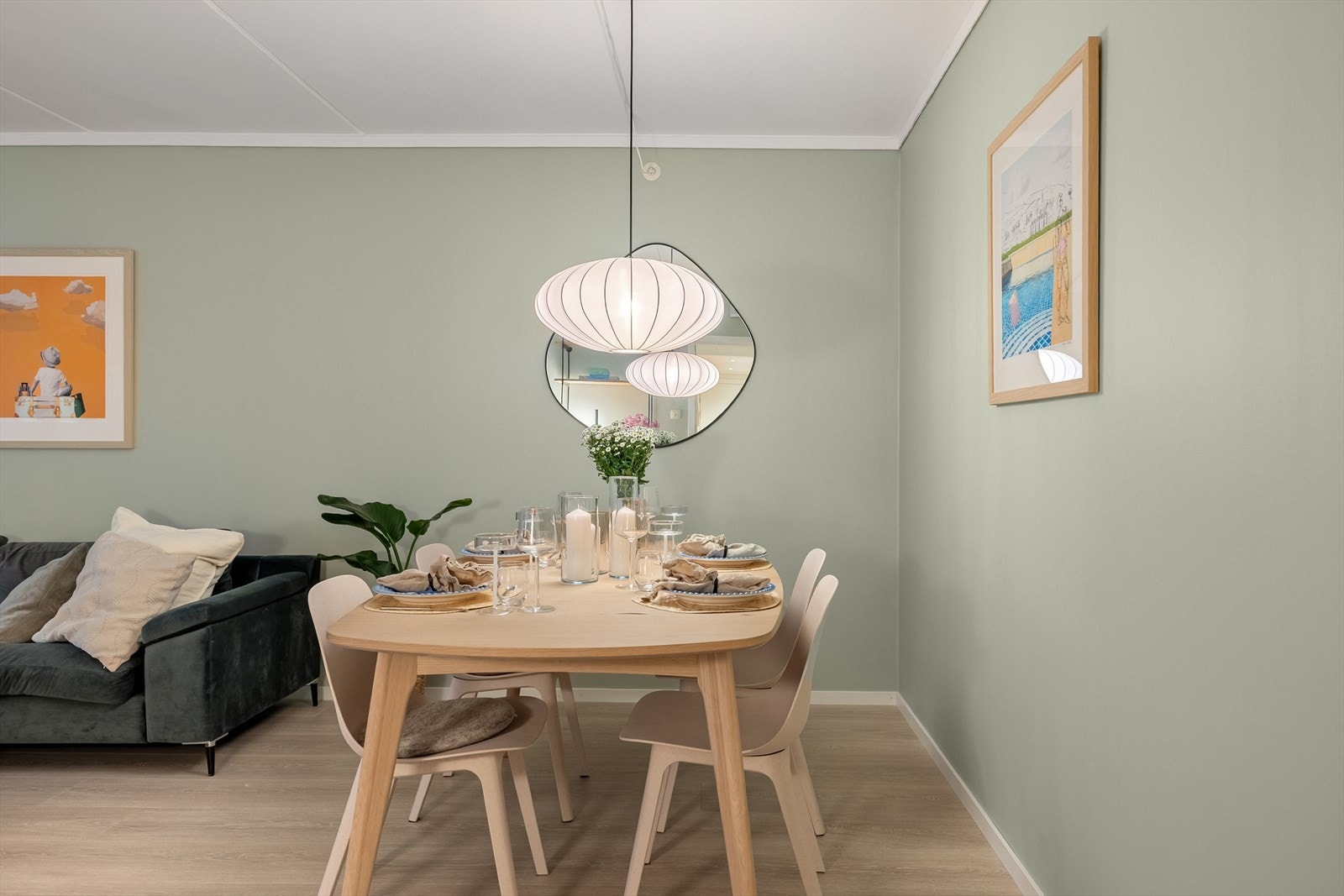 Spisestuen ligger naturlig plassert som en del av stuen med god plass til spisebord og gjester. Galleribilde