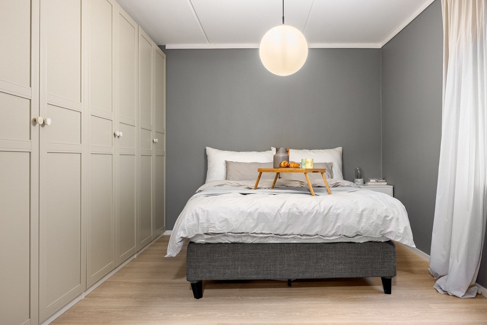 Stort hovedsoverom med svært romslig garderobe. Den store garderoben rommer både vår og høstgarderoben. Denne medfølger i handelen. Galleribilde