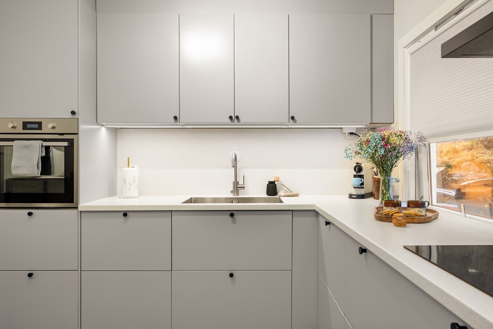 Her er det svært godt med oppbevaringsplass både i form av skuffer og skap. Galleribilde