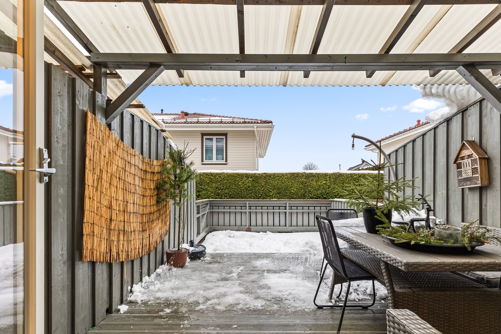 Fra stuen er det utgang til en dels overbygd, sydvendt terrasse på 13 m². Galleribilde