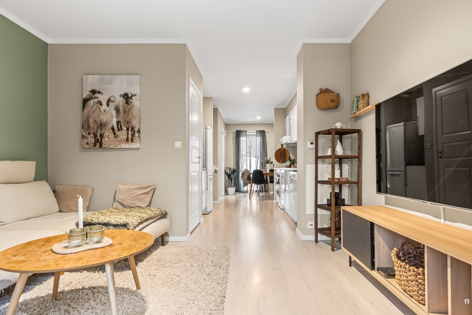 Under trappen er det en praktisk bod som også fungerer som teknisk rom. Galleribilde