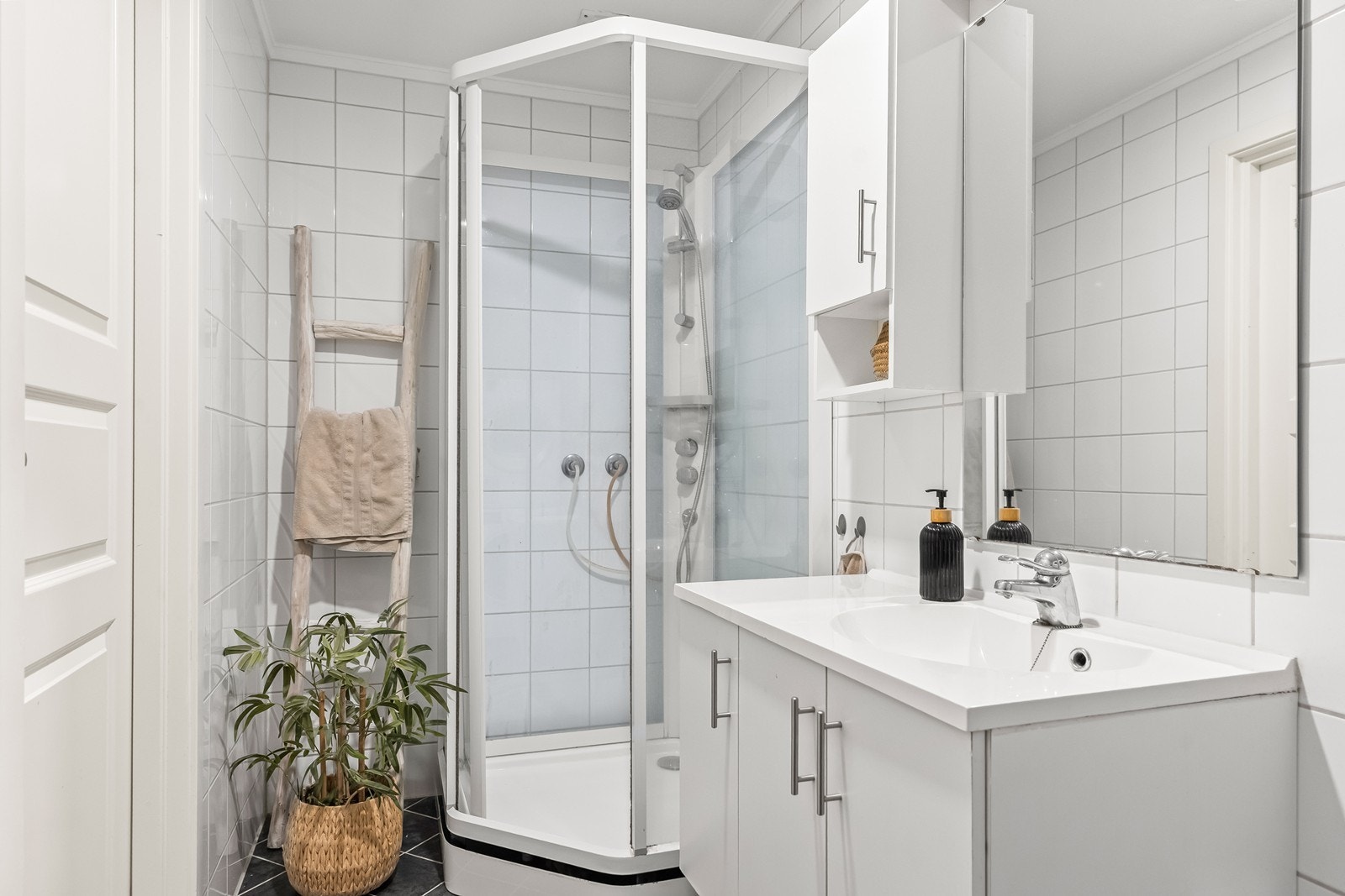 Badet i andre etasje er utstyrt med servantinnredning, toalett og dusjkabinett. Galleribilde