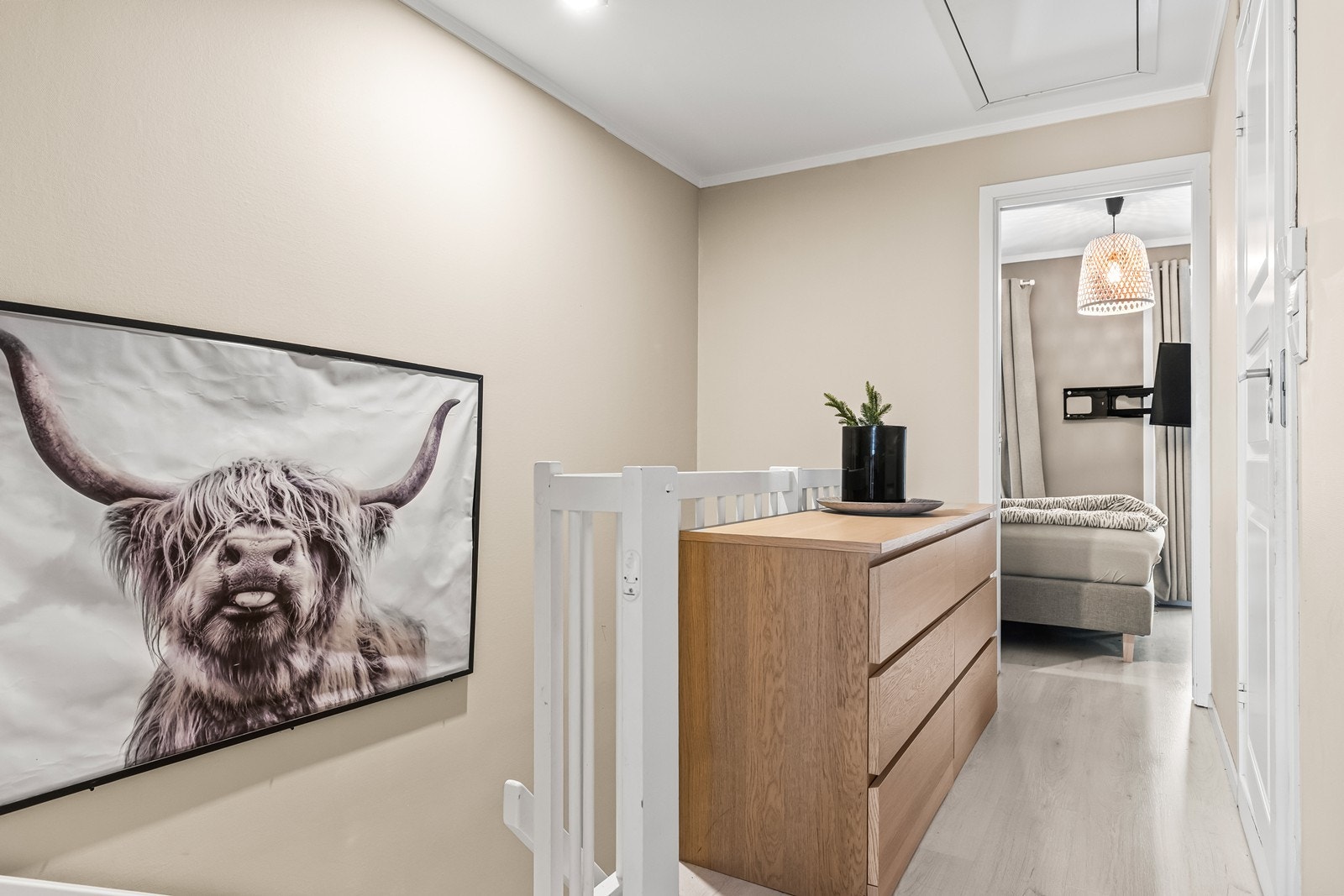 Gangen gir plass til oppbevaringsmøbler og har nedfellbar stige til lagringsloftet. Galleribilde