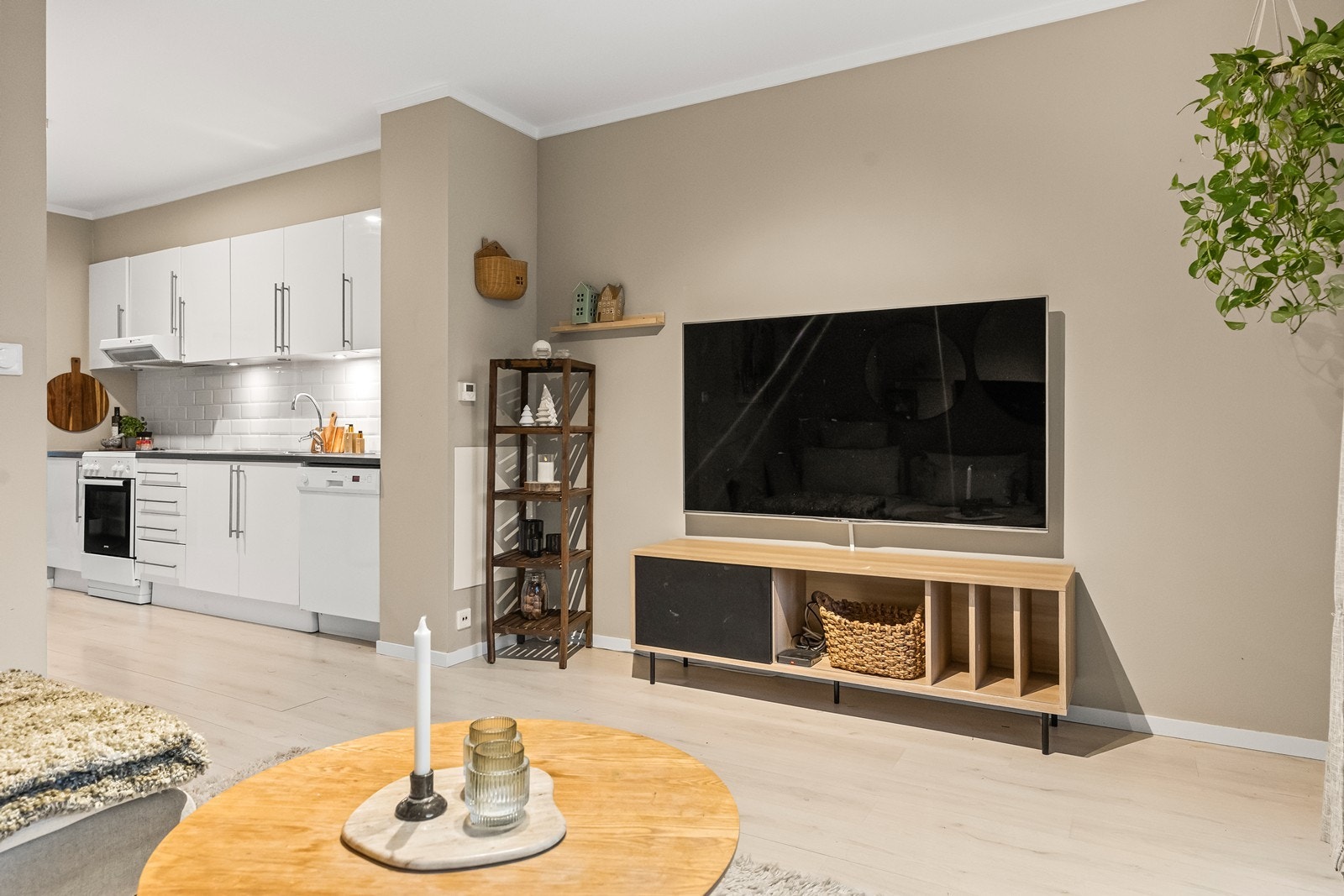 Gjennomgående laminatgulv i første etasje binder rommene sammen på en helhetlig måte. Galleribilde