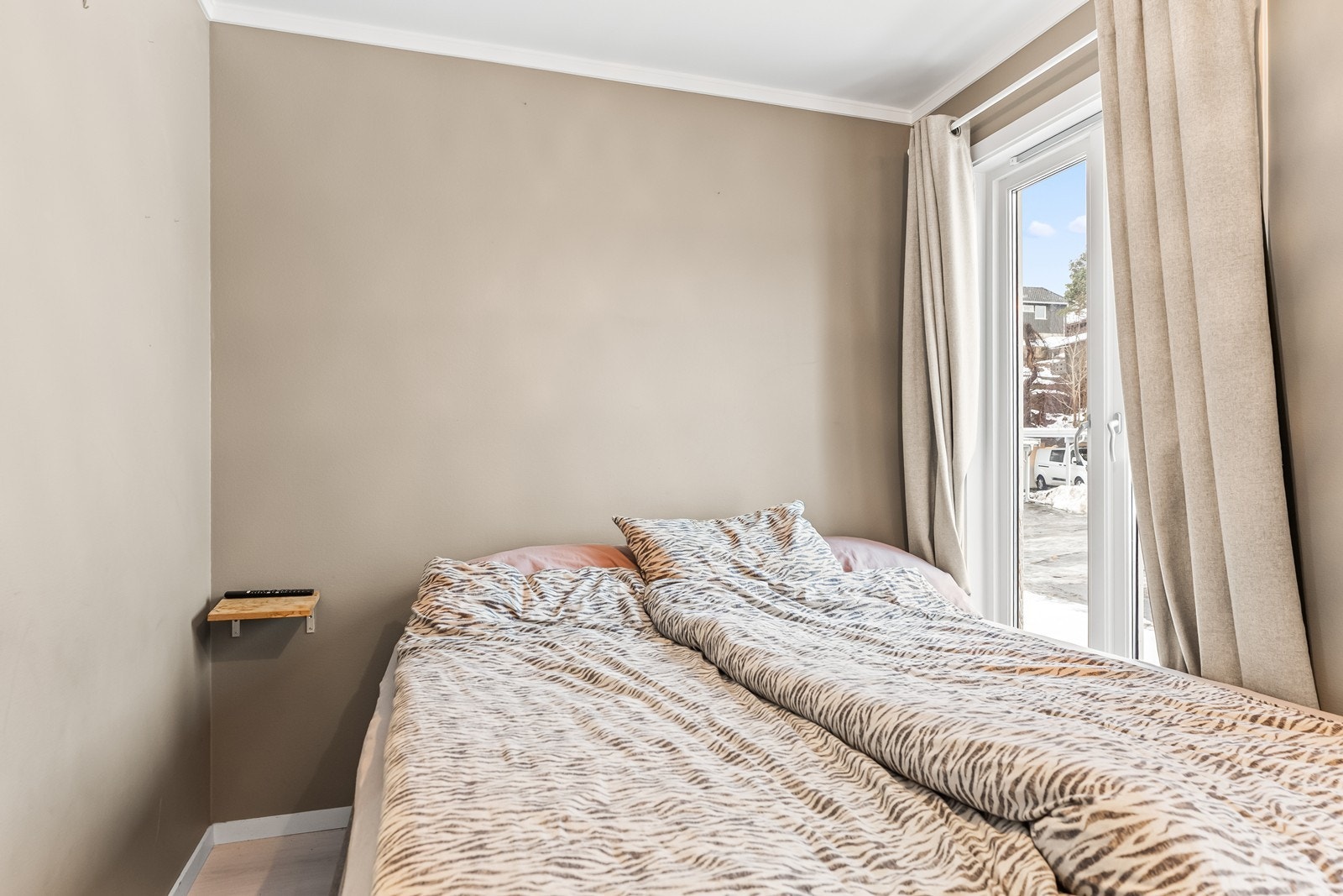 Alle soverommene har gulv av laminat eller parkett og vegger med malt strie. Galleribilde