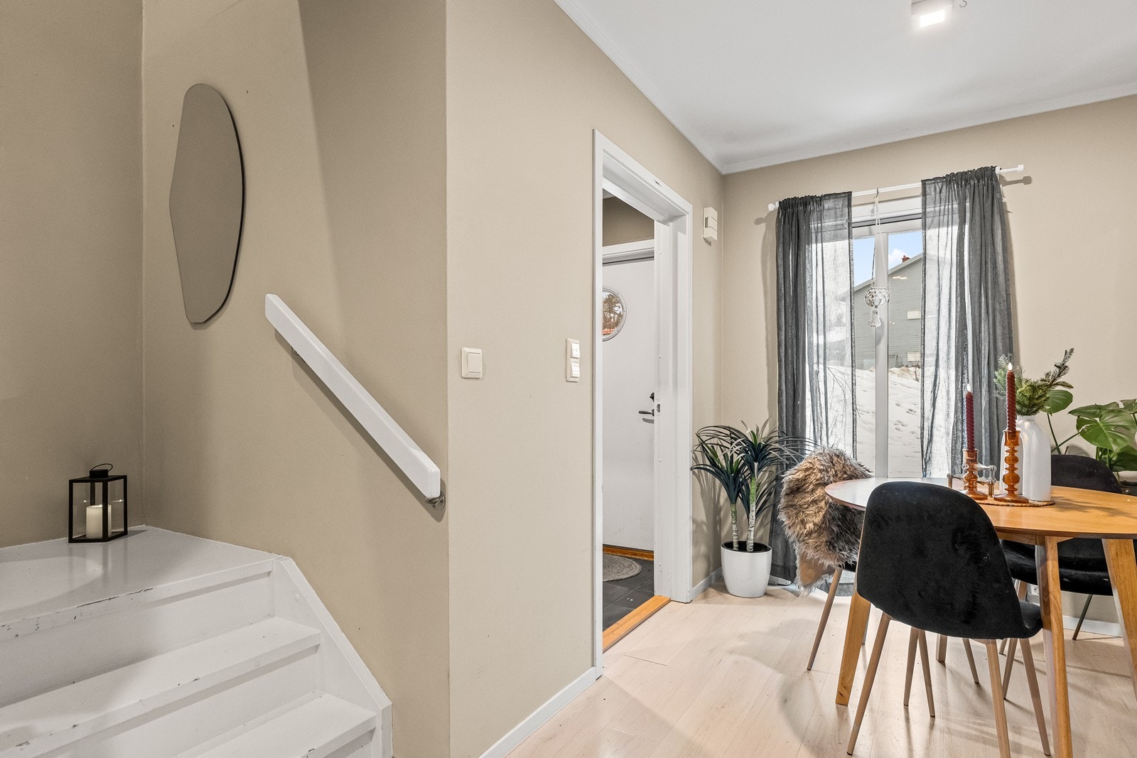 En malt tretrapp leder opp til boligens andre etasje. Galleribilde