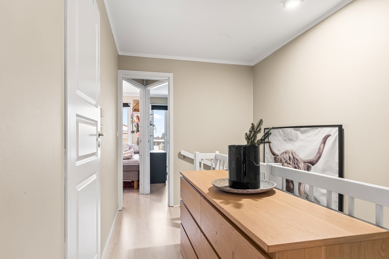 I andre etasje finner du en gang som fordeler tilgang til tre soverom og bad. Galleribilde