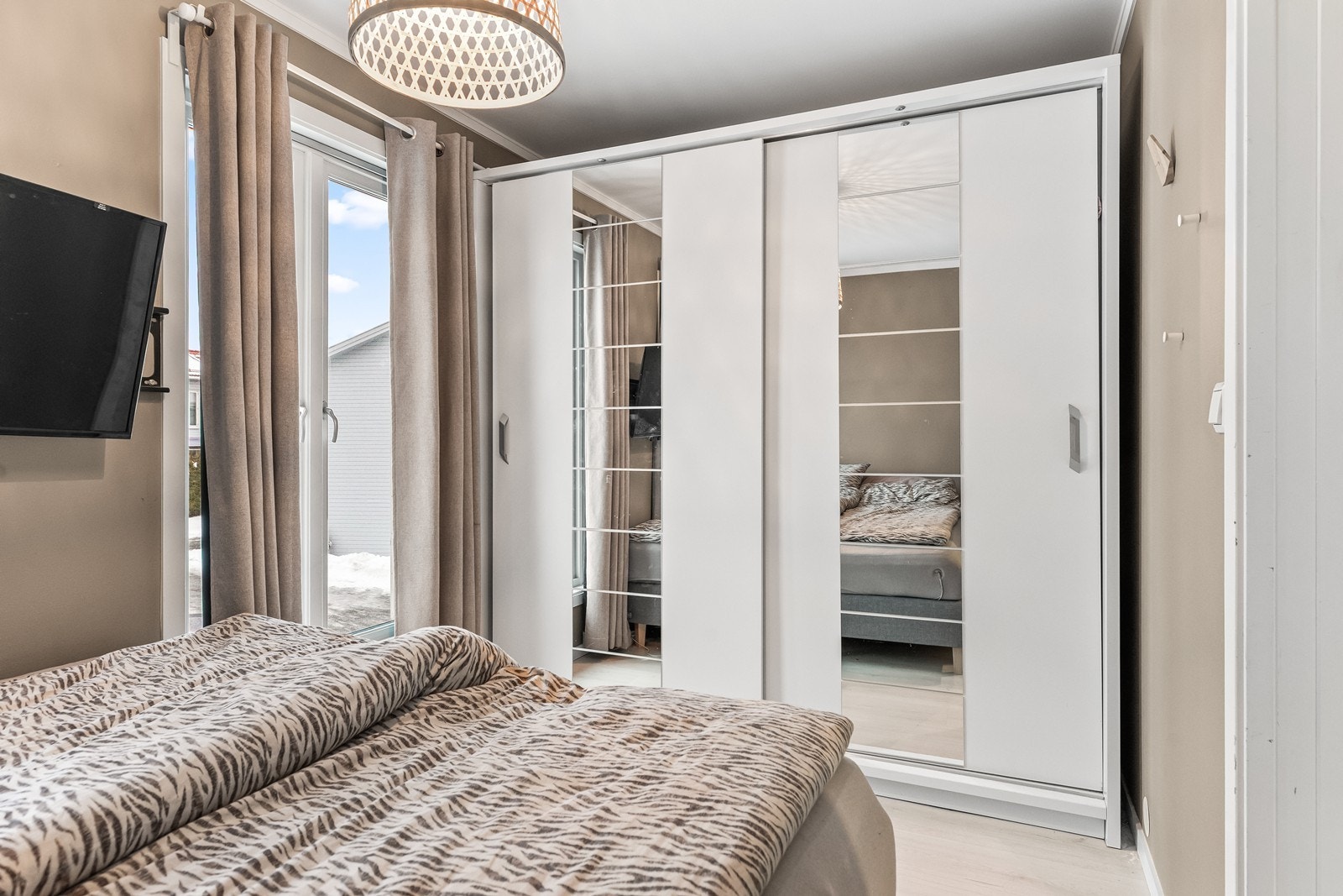 Hovedsoverommet er romslig og har plass til en stor garderobeløsning. Galleribilde