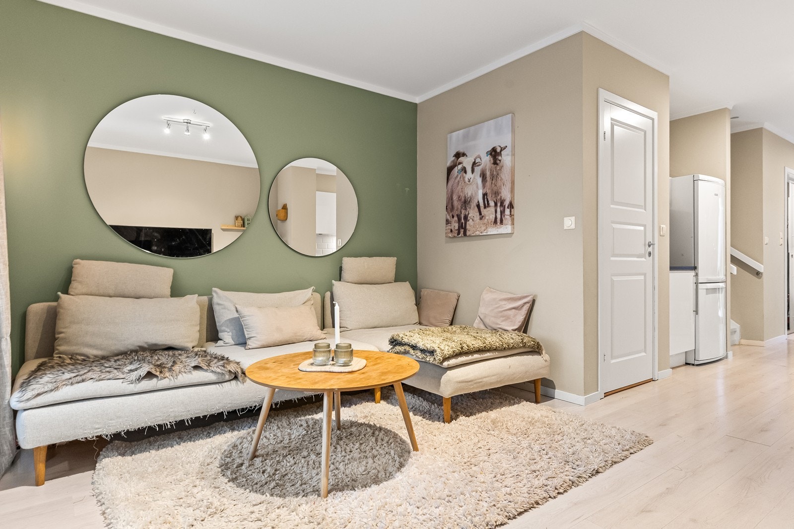 Stuen har god plass til en romslig sofagruppe og annet møblement. Galleribilde