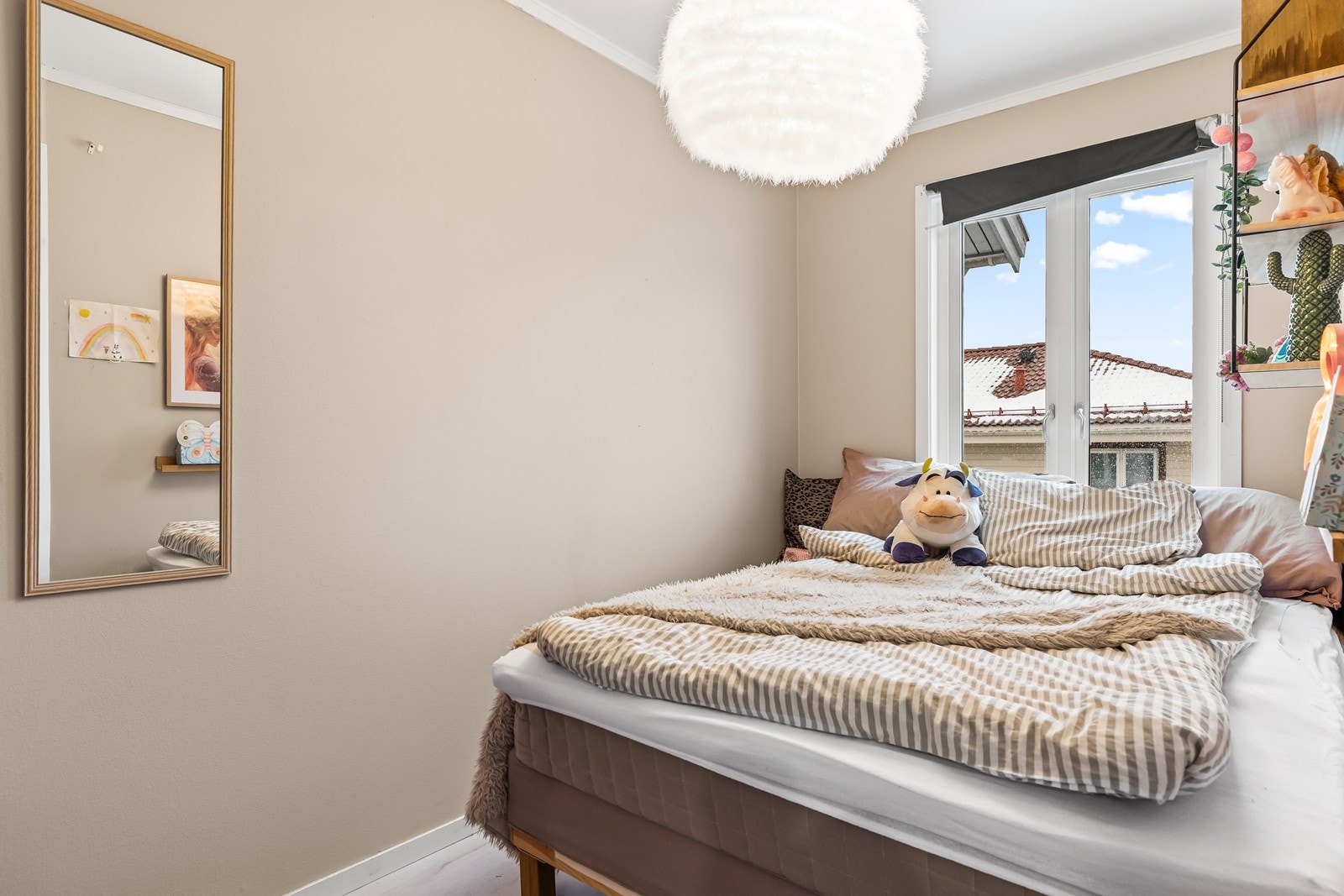 Vinduene i tre med 2-lags isolerglass sikrer et godt inneklima. Galleribilde