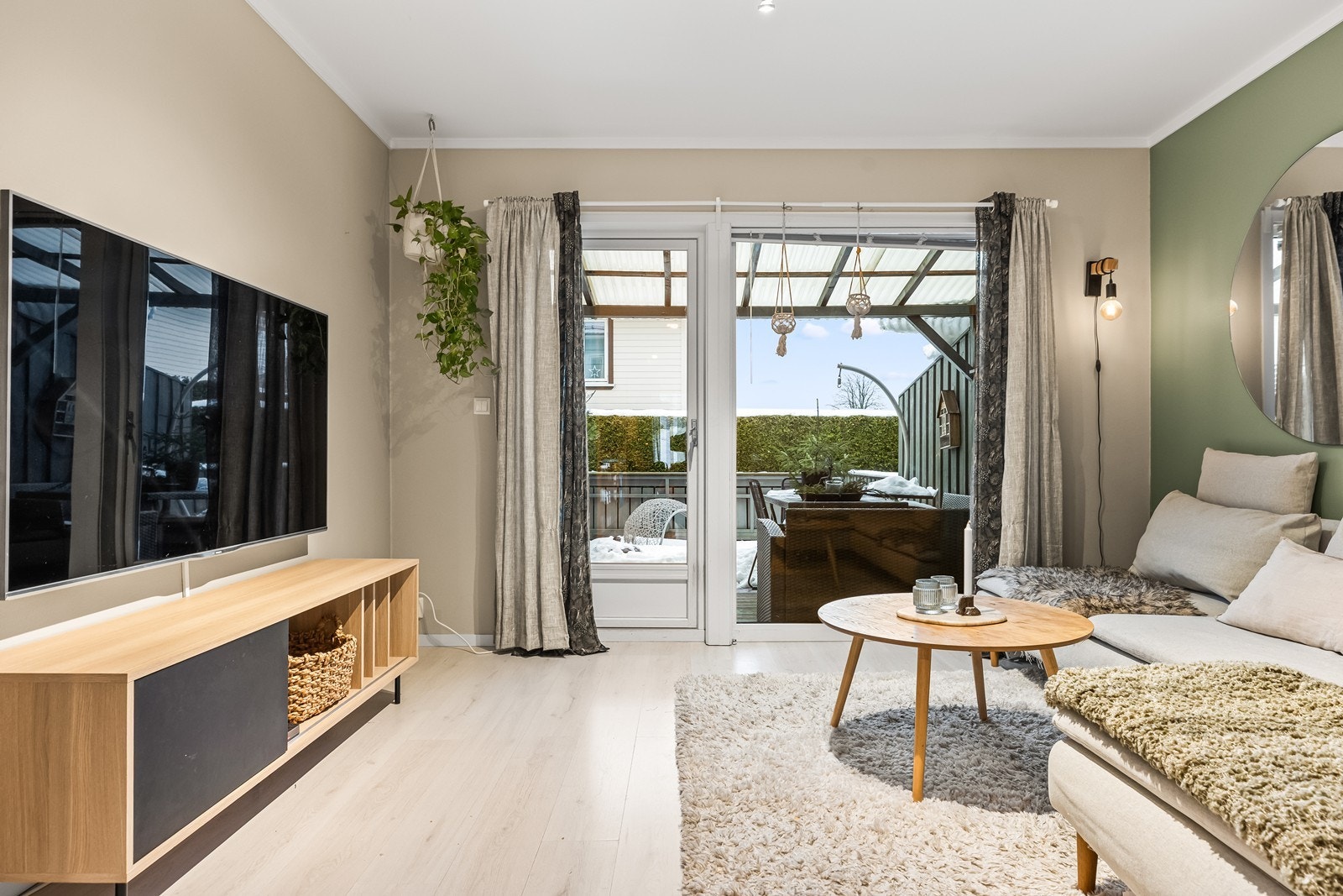 Stuen og kjøkkenet er i en åpen løsning som skaper en sosial og luftig atmosfære. Galleribilde