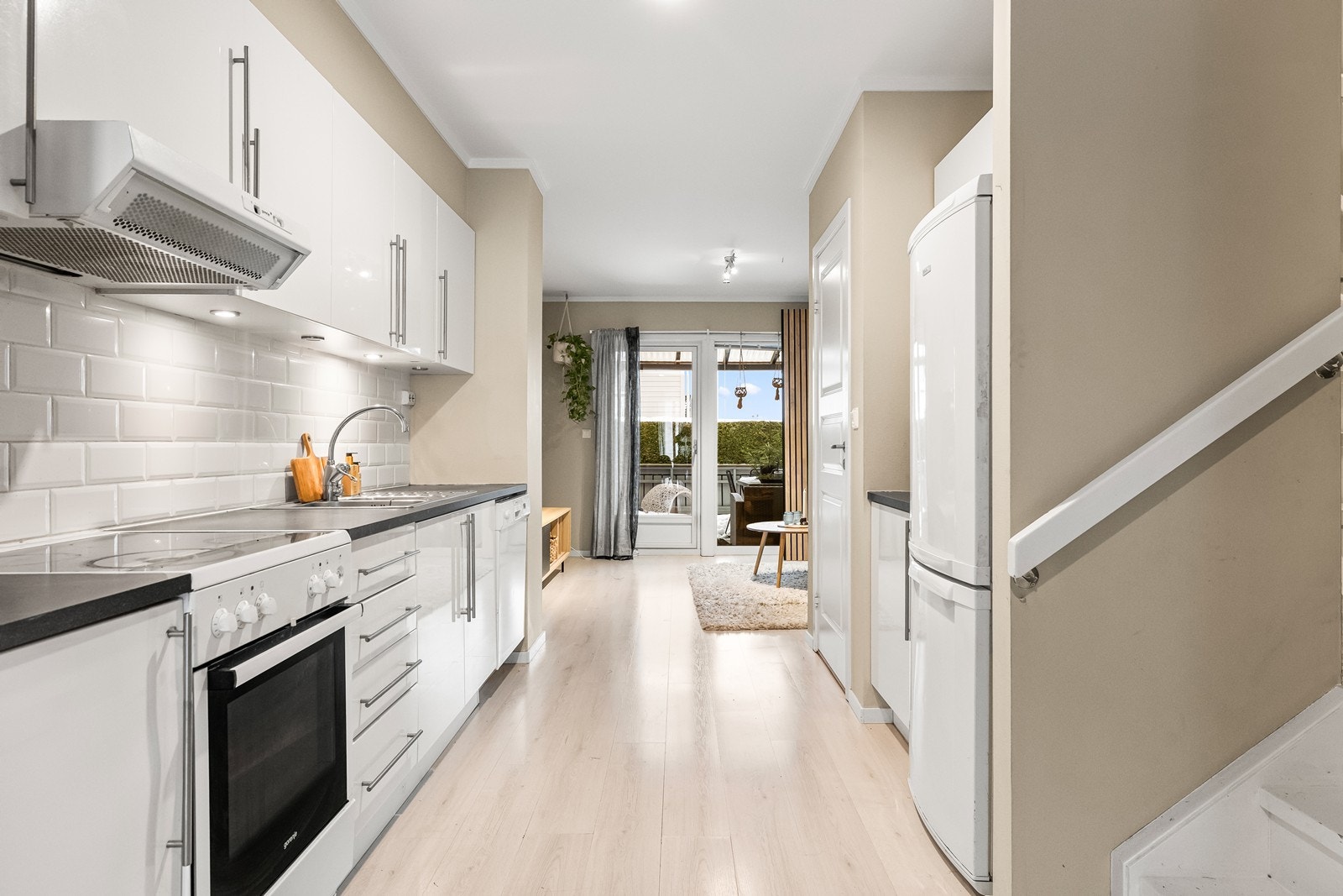 Den åpne planløsningen gir en god flyt mellom kjøkken, stue og uteområde. Galleribilde