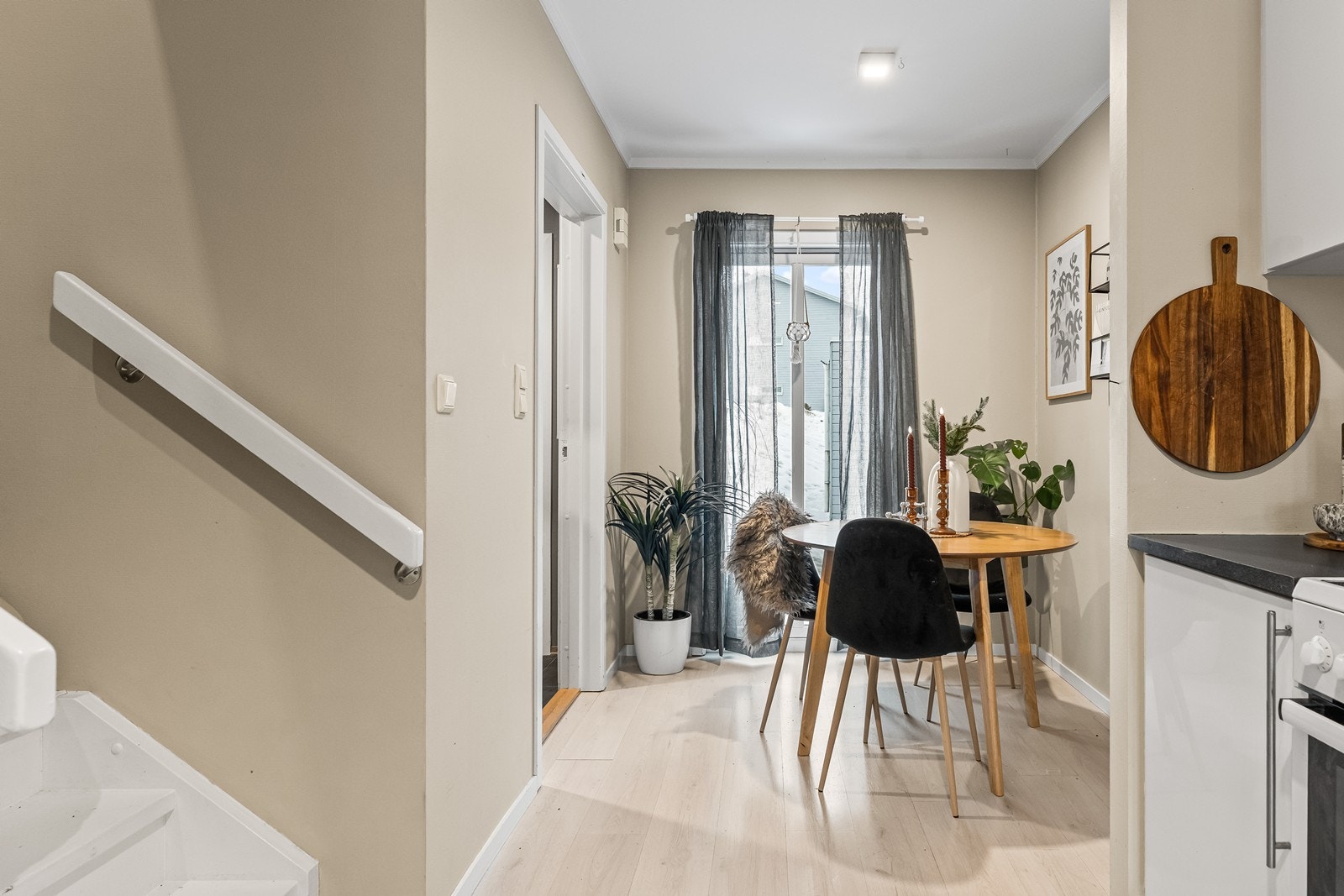 I tilknytning til kjøkkenet er det en naturlig plass for en spiseplass. Galleribilde