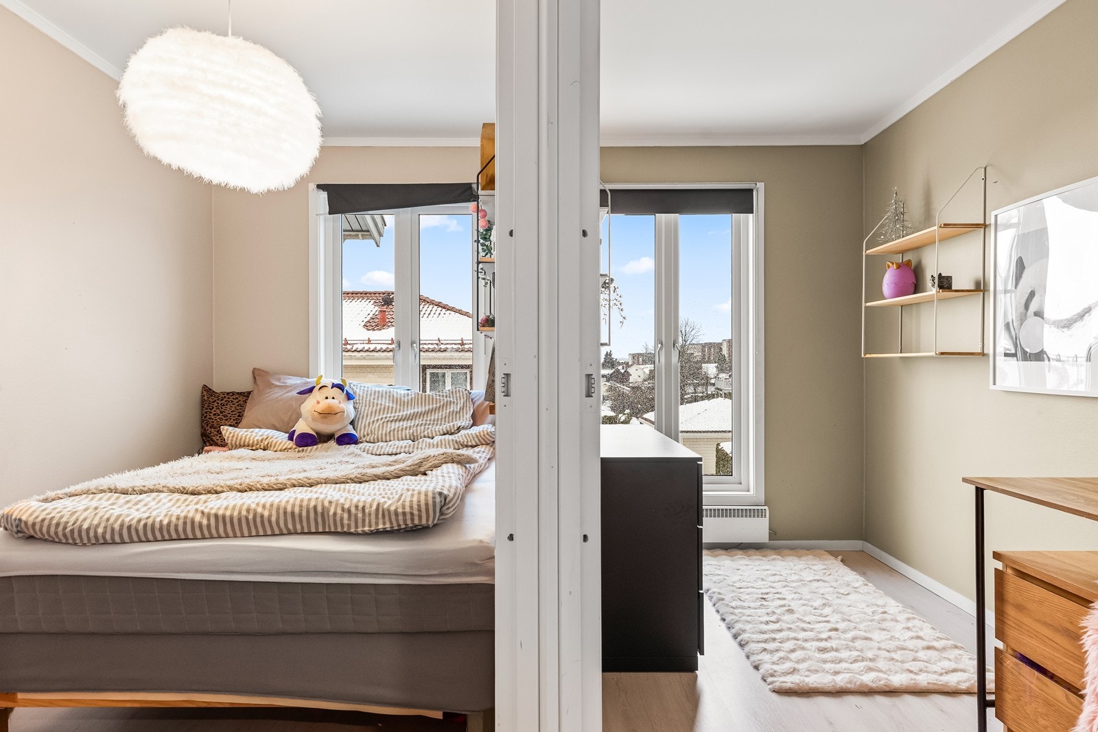 Det andre soverommet er lyst og har plass til både seng og arbeidsplass. Galleribilde