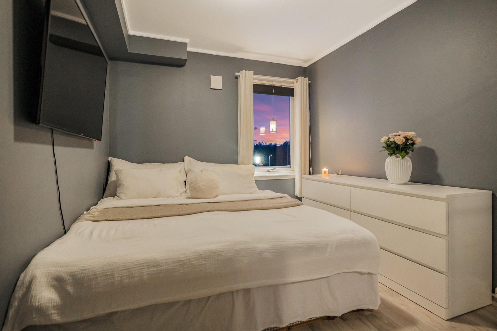 Leiligheten har et romslig soverom med god plass til en dobbeltseng, nattbord og garderobeløsning. Galleribilde