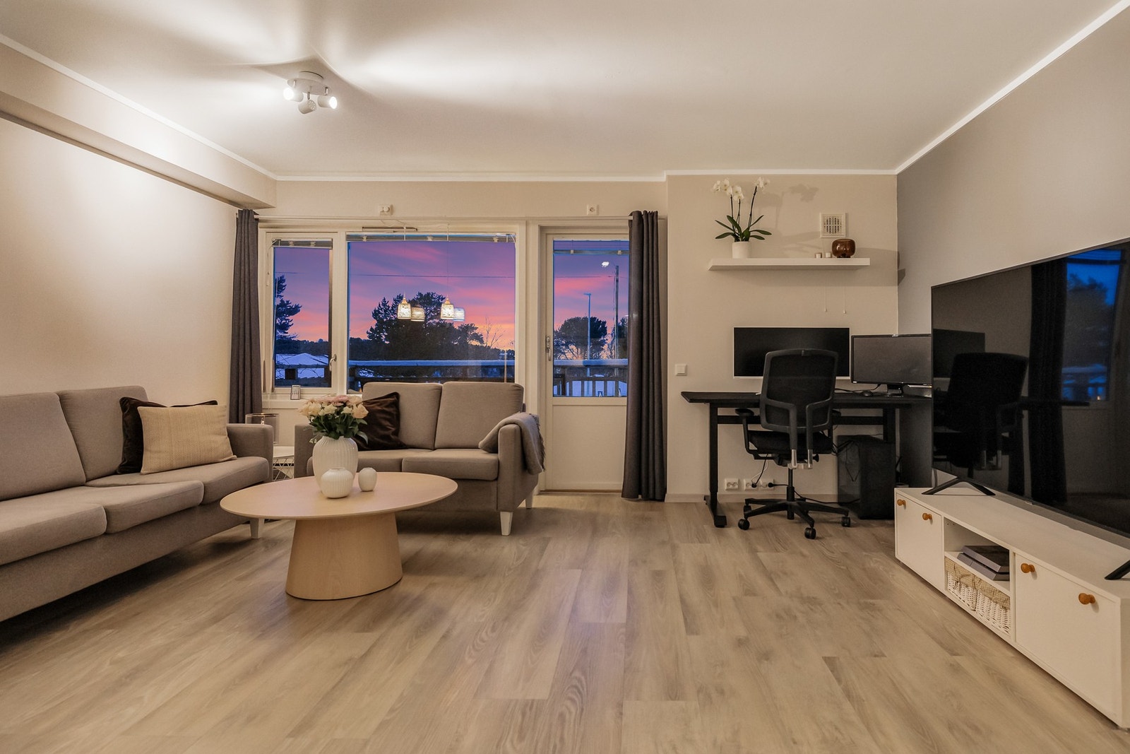 Fra stuen er det direkte utgang til en solrik, vestvendt balkong. Galleribilde