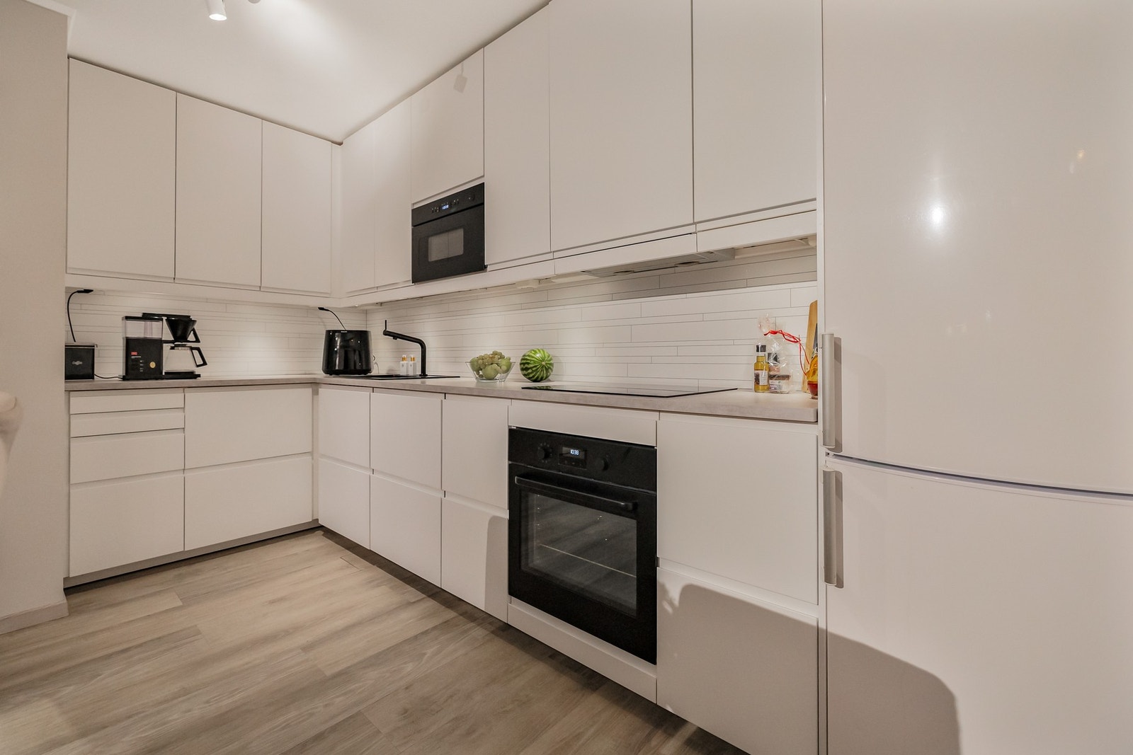 Innredningen har glatte, moderne fronter og en laminat benkeplate som er enkel å vedlikeholde. Galleribilde