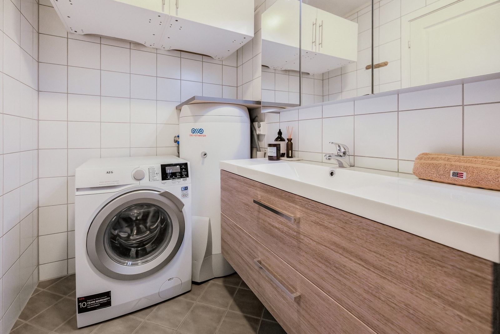 Baderommet er flislagt og utstyrt med behagelig gulvvarme som gir god komfort. Galleribilde