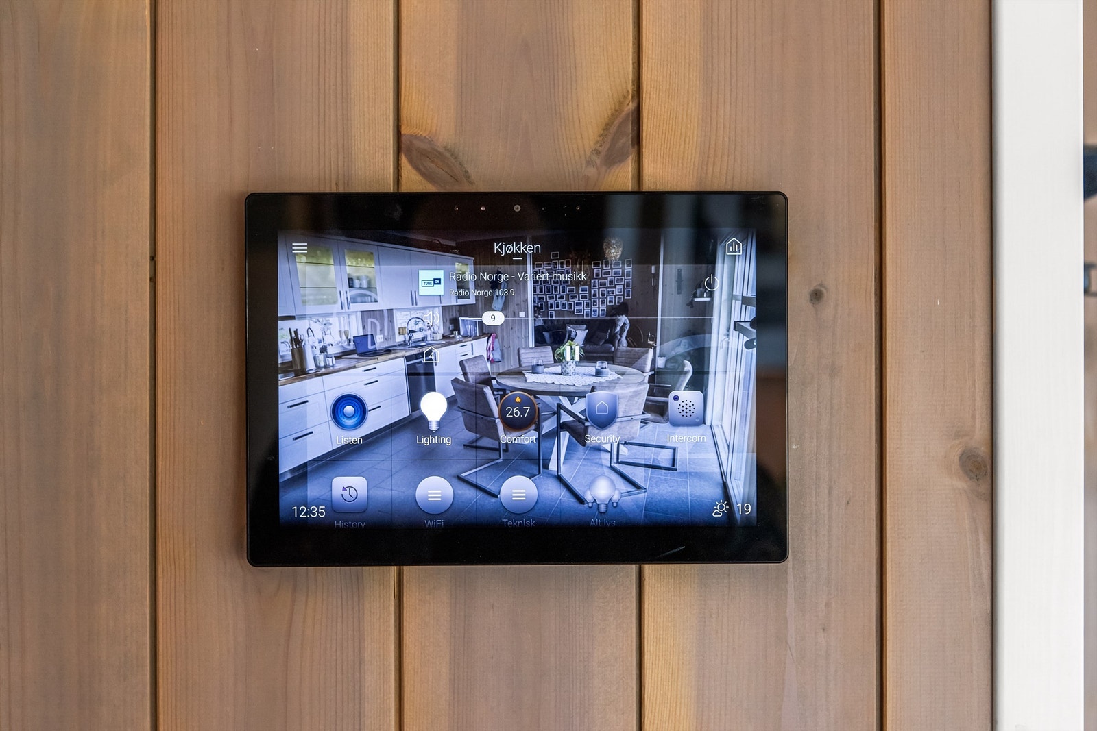 Her styrer man alle de tekniske detaljene - musikk, varme m.m. Galleribilde