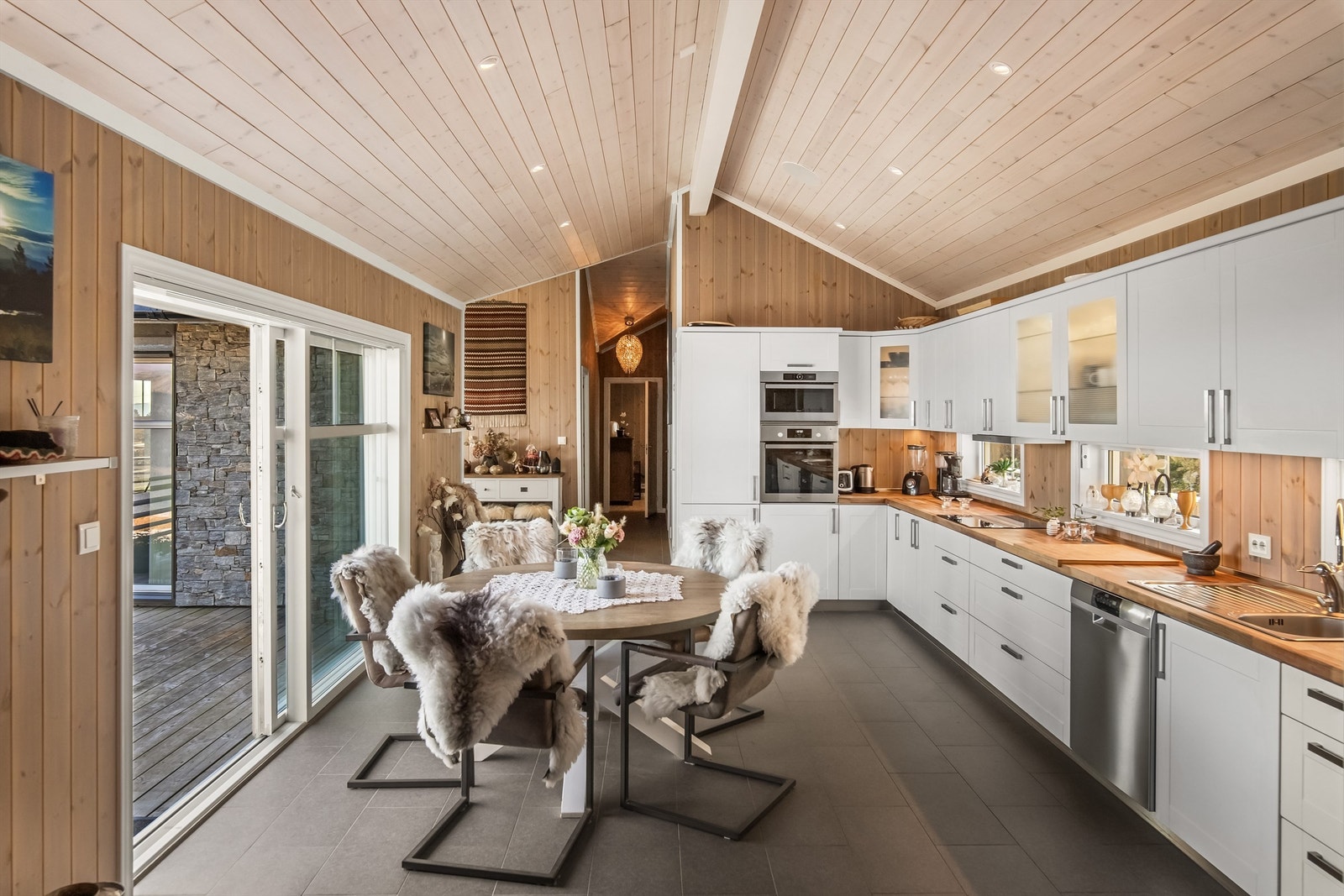 Kjøkken/allrom med stor skyvedør til terrassen Galleribilde