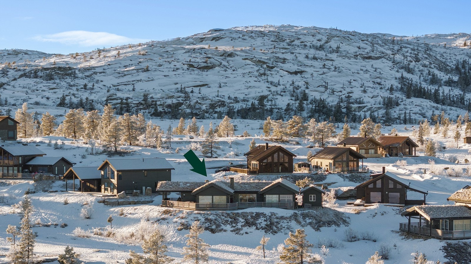 Hytten ligger flott til i terrenget mot toppen av Vrådal Panorama Galleribilde