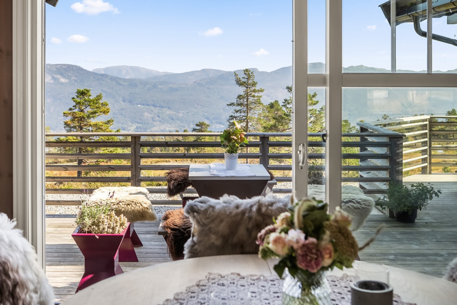 Utsikten fra kjøkkenbordet er uslåelig! Helt usjenert kan man sitte og nyte frokosten. Galleribilde