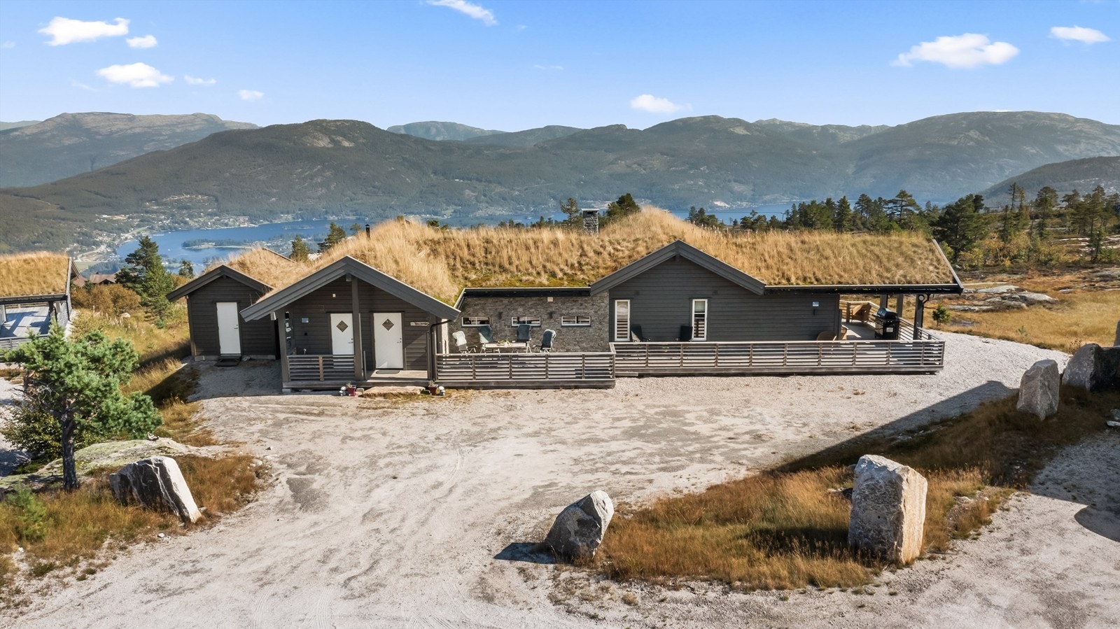 Hytten ligger unikt til på enden mot friområder Galleribilde