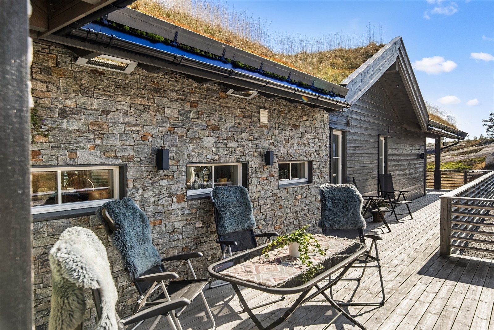 Nydelig uteplass med varmelamper Galleribilde