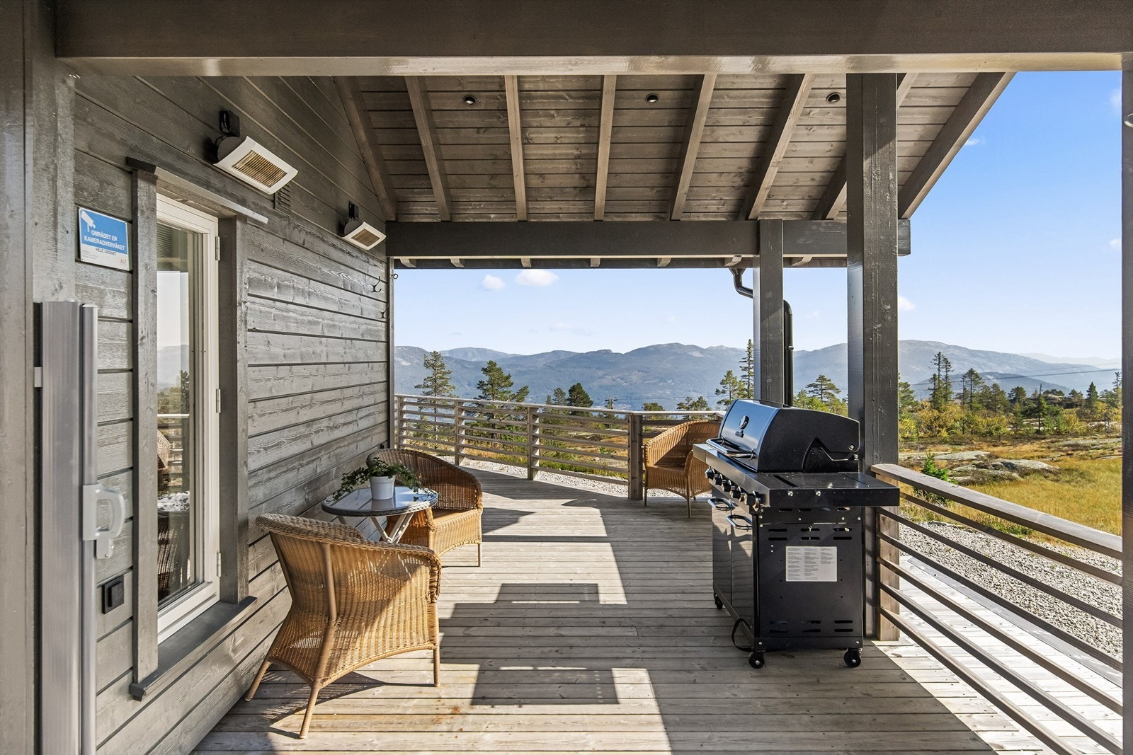 Overbygget uteplass med varmelamper og uttrekkbar levegg Galleribilde