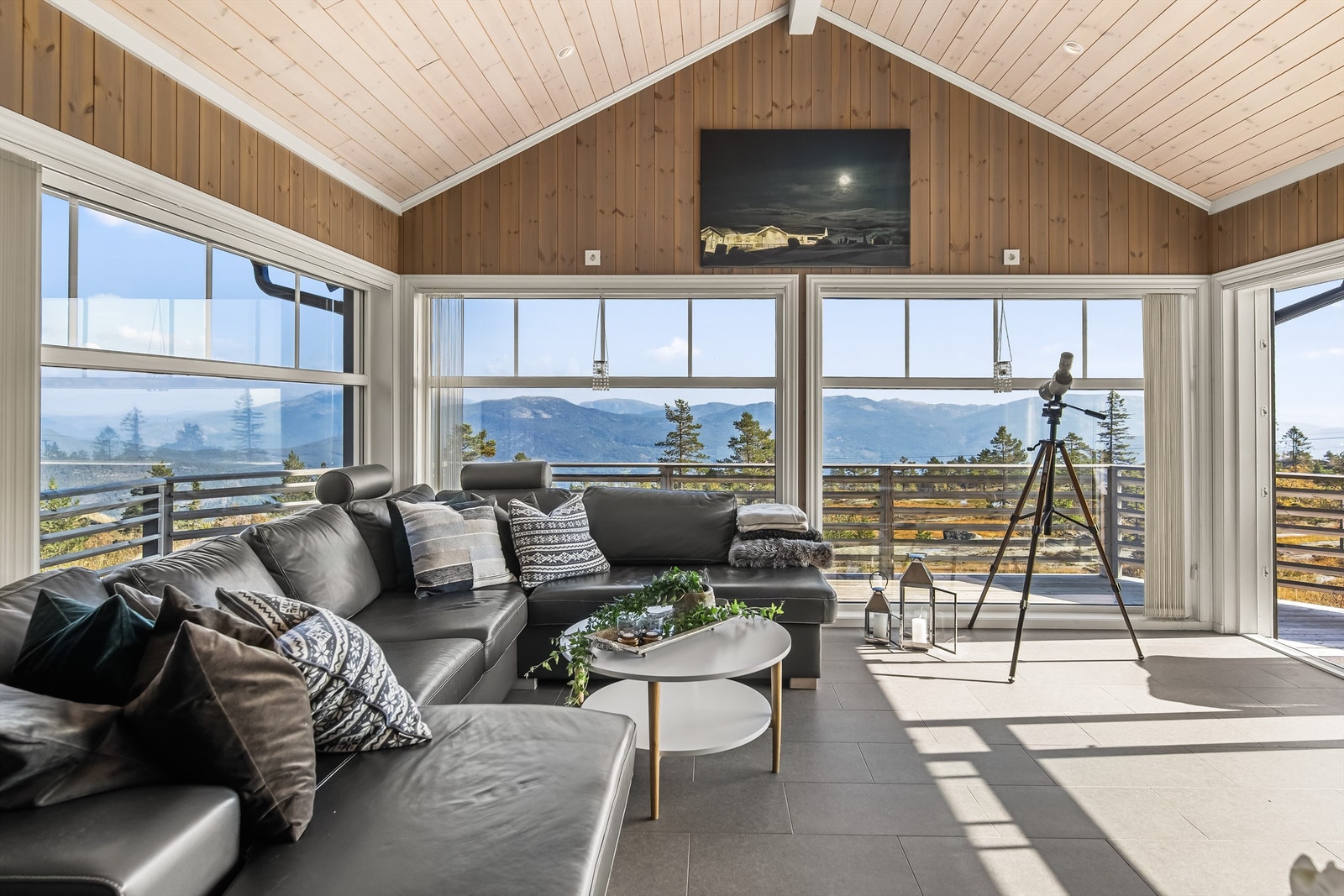 Panoramavinduer gir fenomenal utsikt til omkringliggende fjellkjeder Galleribilde