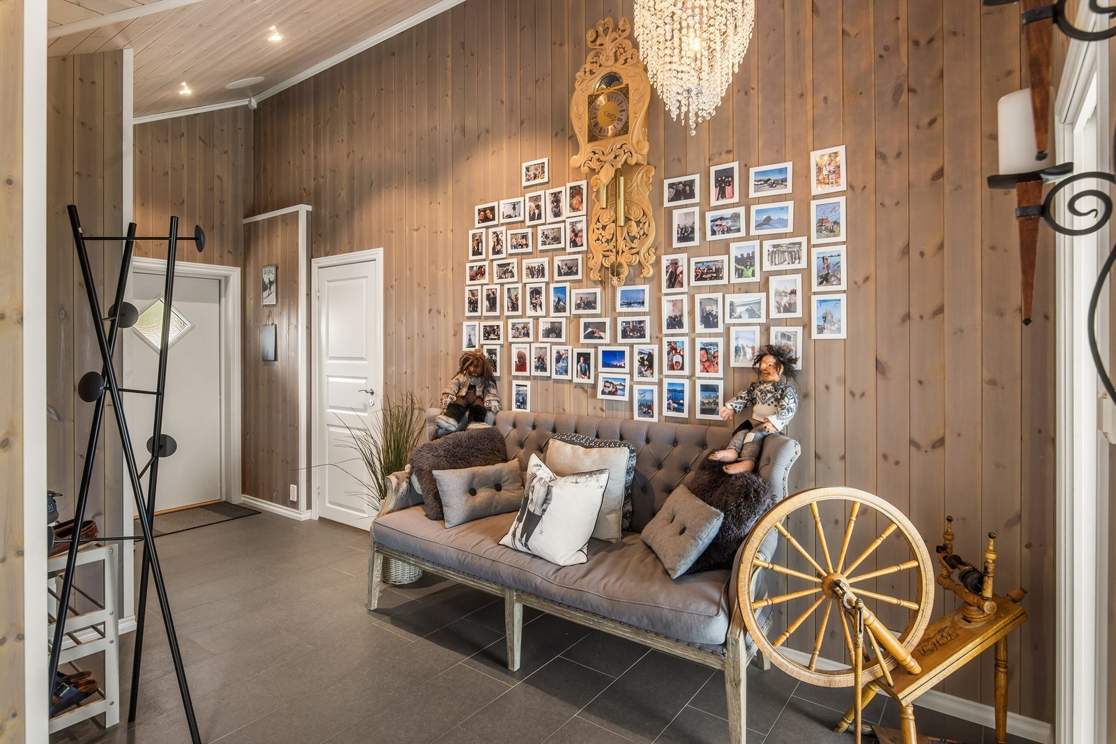 Stor og innbydende hall med skyvedørsgarderobe Galleribilde