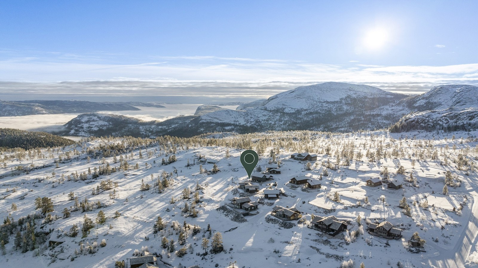 Hytten ligger fritt og usjenert til med kort vei til alpinanlegget og toppen av Vrådal Panorama Galleribilde