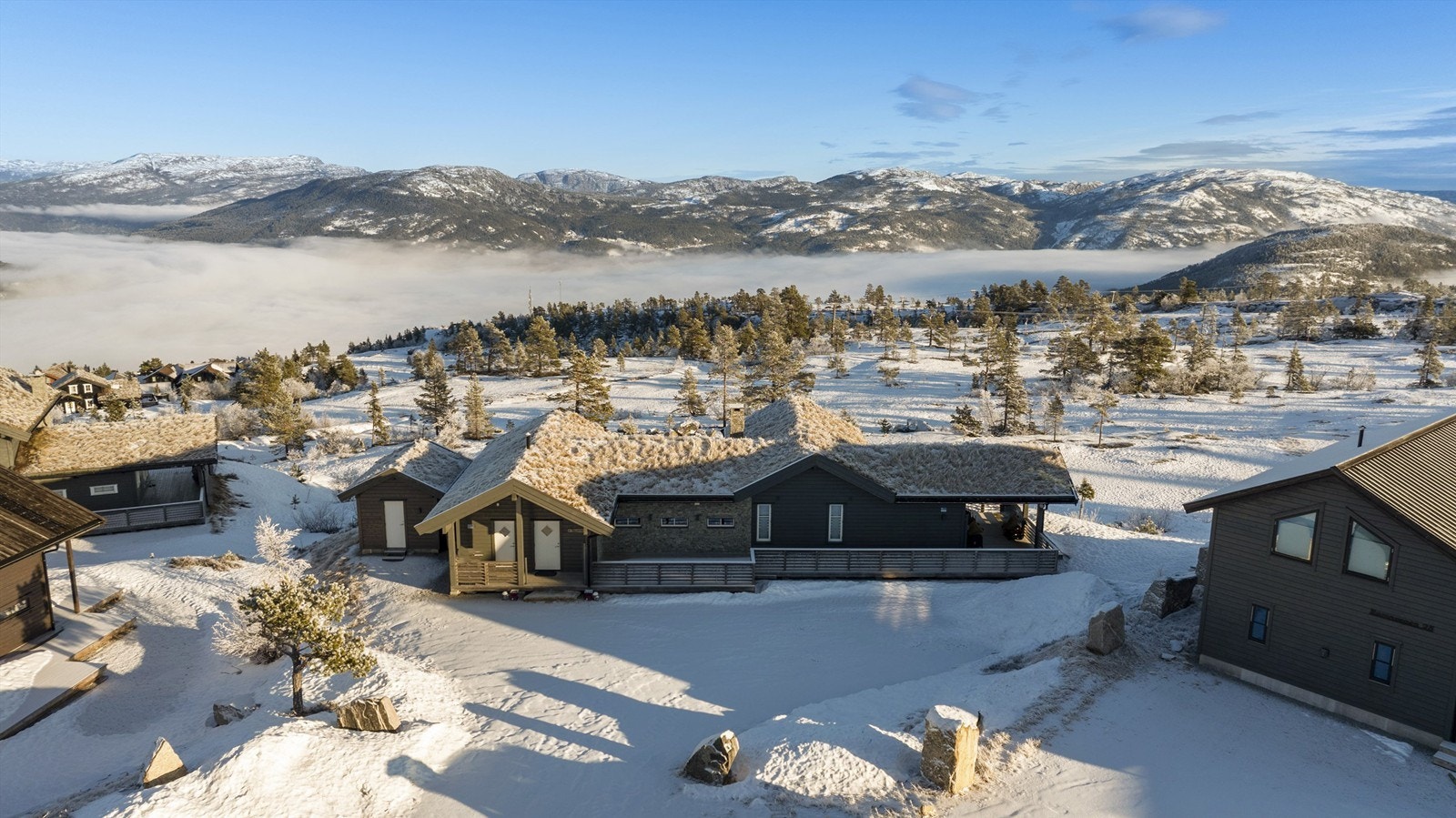 Tomten er flat med stor gårdsplass hvor det er godt med parkeringsmuligheter samt skrånende terreng i forkant, mot friområder, med fjell og naturlig vegetasjon. Galleribilde