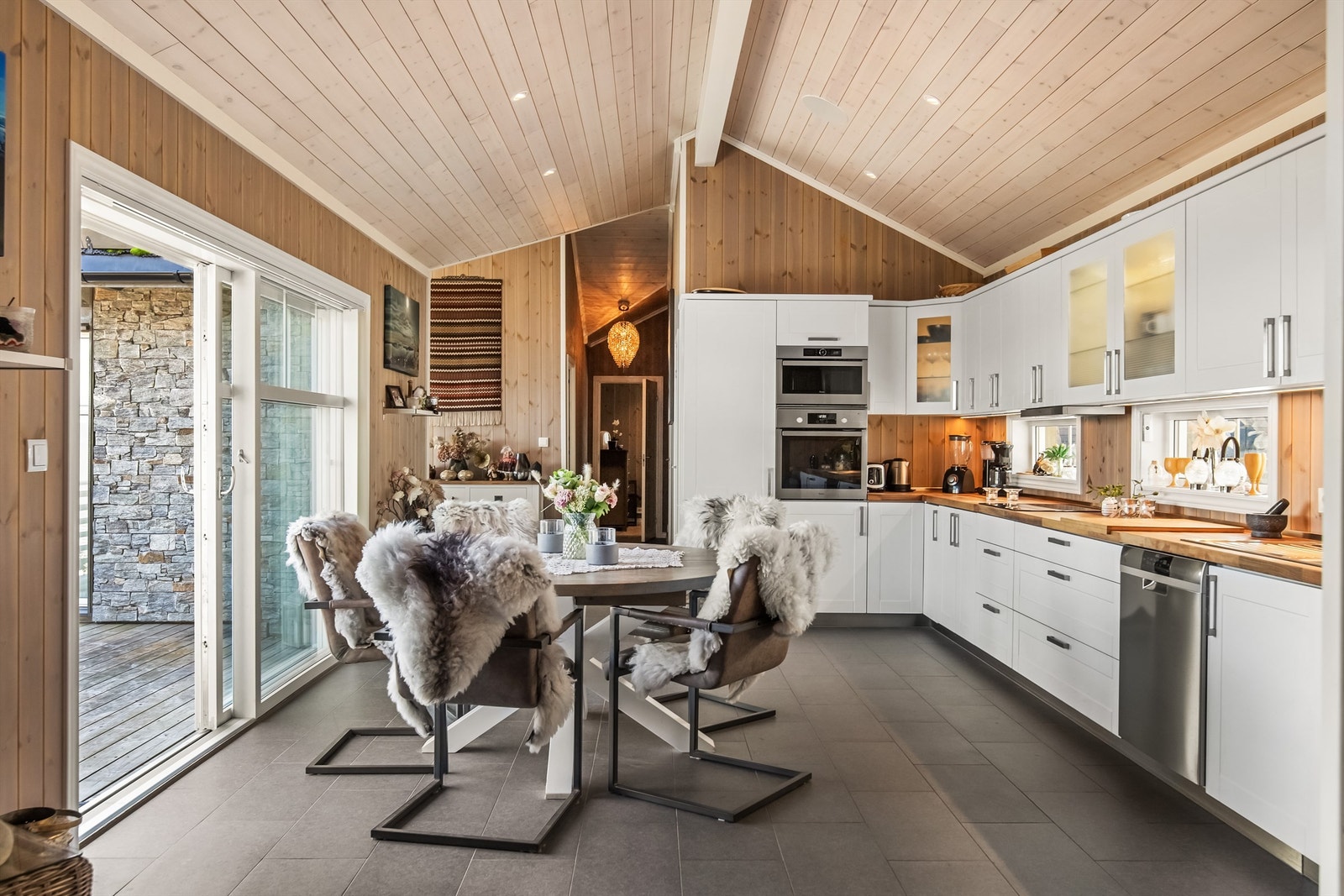 Ute og inneområdene flyter i hverandre med store skyvedører til terrasseområdene. Galleribilde