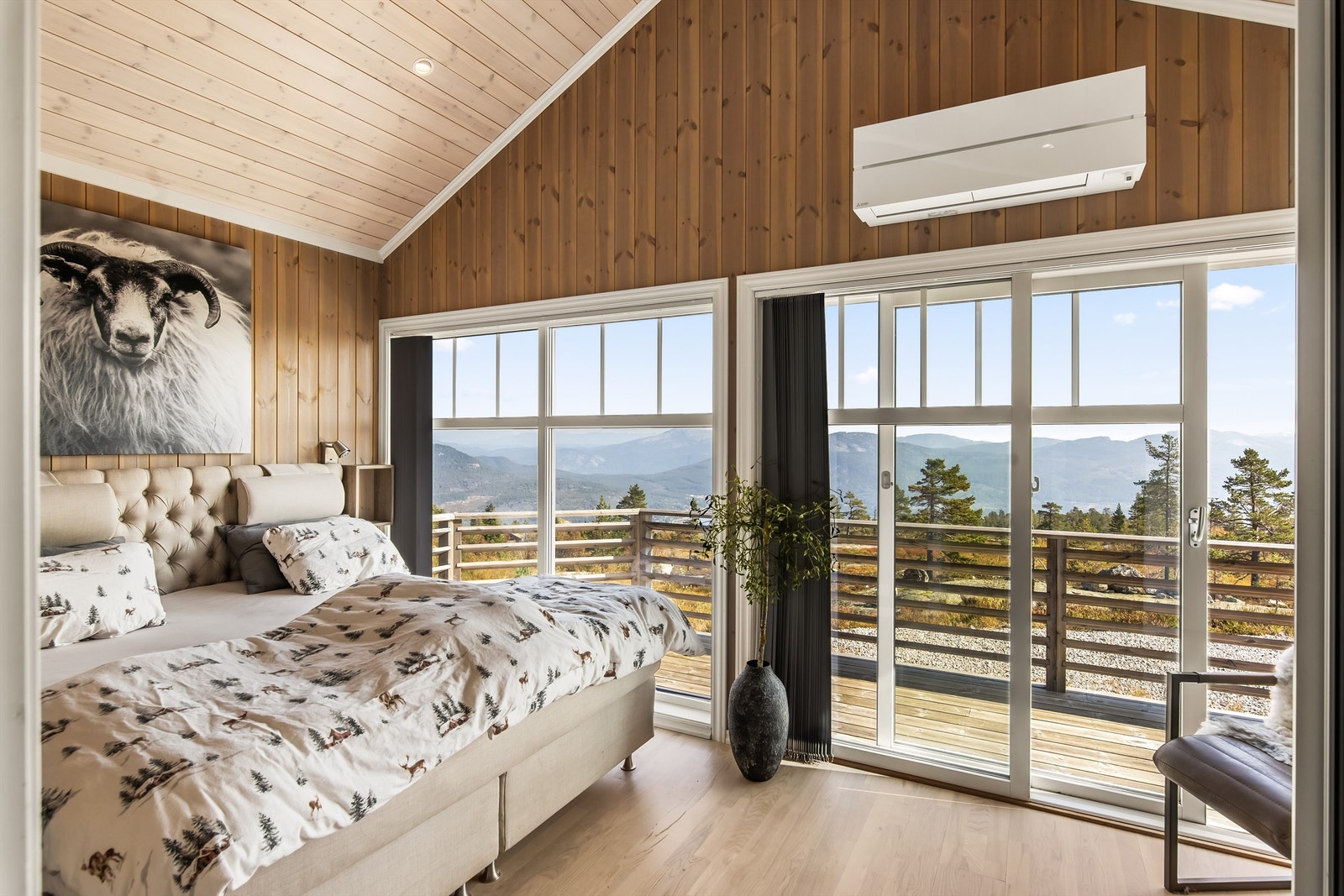 Hovedsoverommet har utgang til terrassen via skyvedør. Varmepumpe er montert. Galleribilde