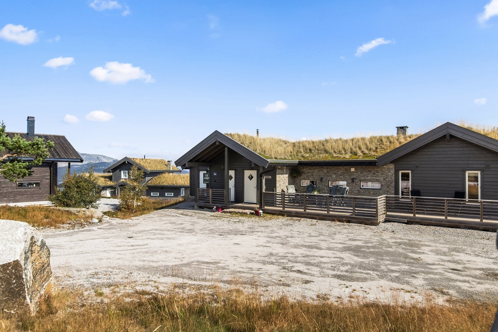 Stor og innholdsrik hytte med frittliggende utebod Galleribilde