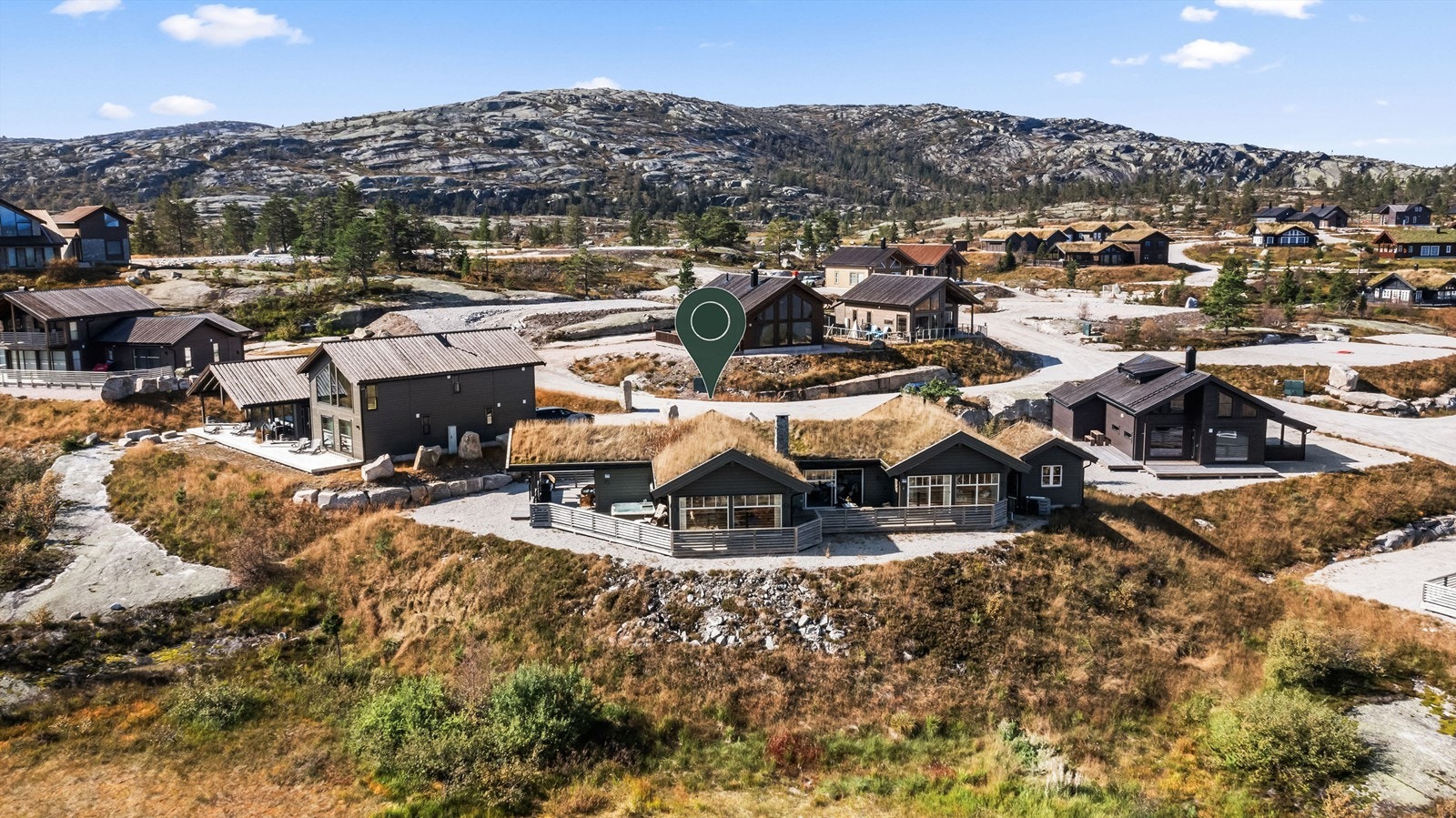 Hytten ligger meget usjenert og flott til på toppen av Vrådal. Galleribilde