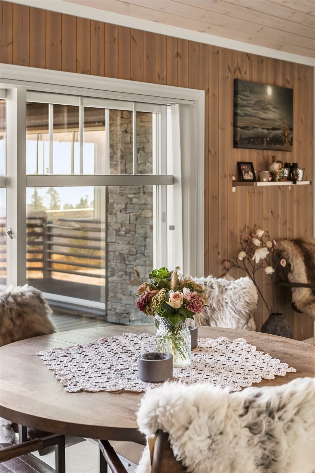 Detaljer med steinsatte vegger og delikate fargevalg på vegger/tak inne Galleribilde