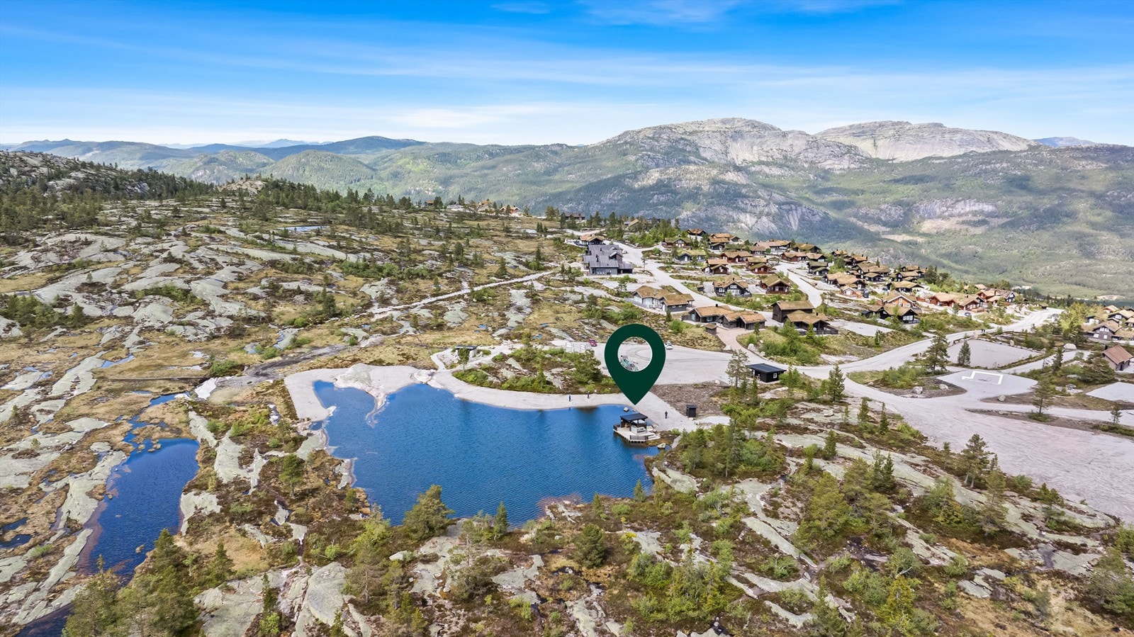 Badstue er etablert på toppen. Her kan man ta et isbad i tjernet, om det ikke er frosset. Flott anlegg, hvor man booker og betaler online. Galleribilde