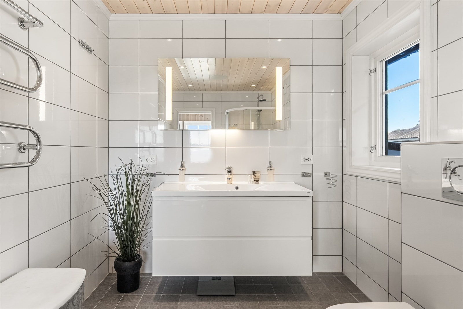 Høytalere og downlights i tak og varmekabler i gulv Galleribilde