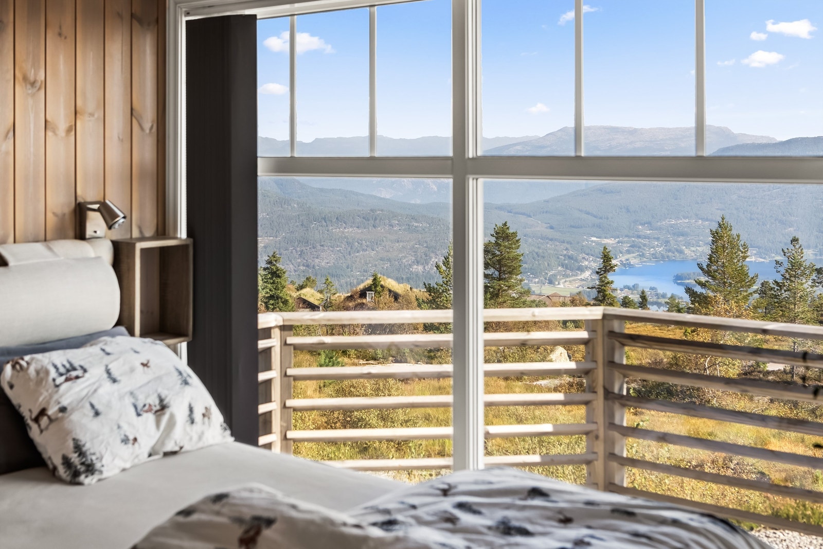 Eiendommen har unik beliggenhet i naturskjønne omgivelser i Vrådal Panorama med fantastisk utsikt utover området, Nisser, Vråvatn og omkringliggende fjellkjede. Galleribilde