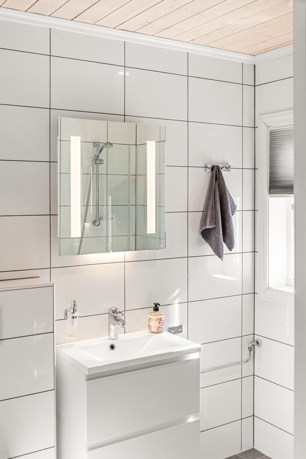 Tidløst innredet bad med flislagte gulv og vegger Galleribilde